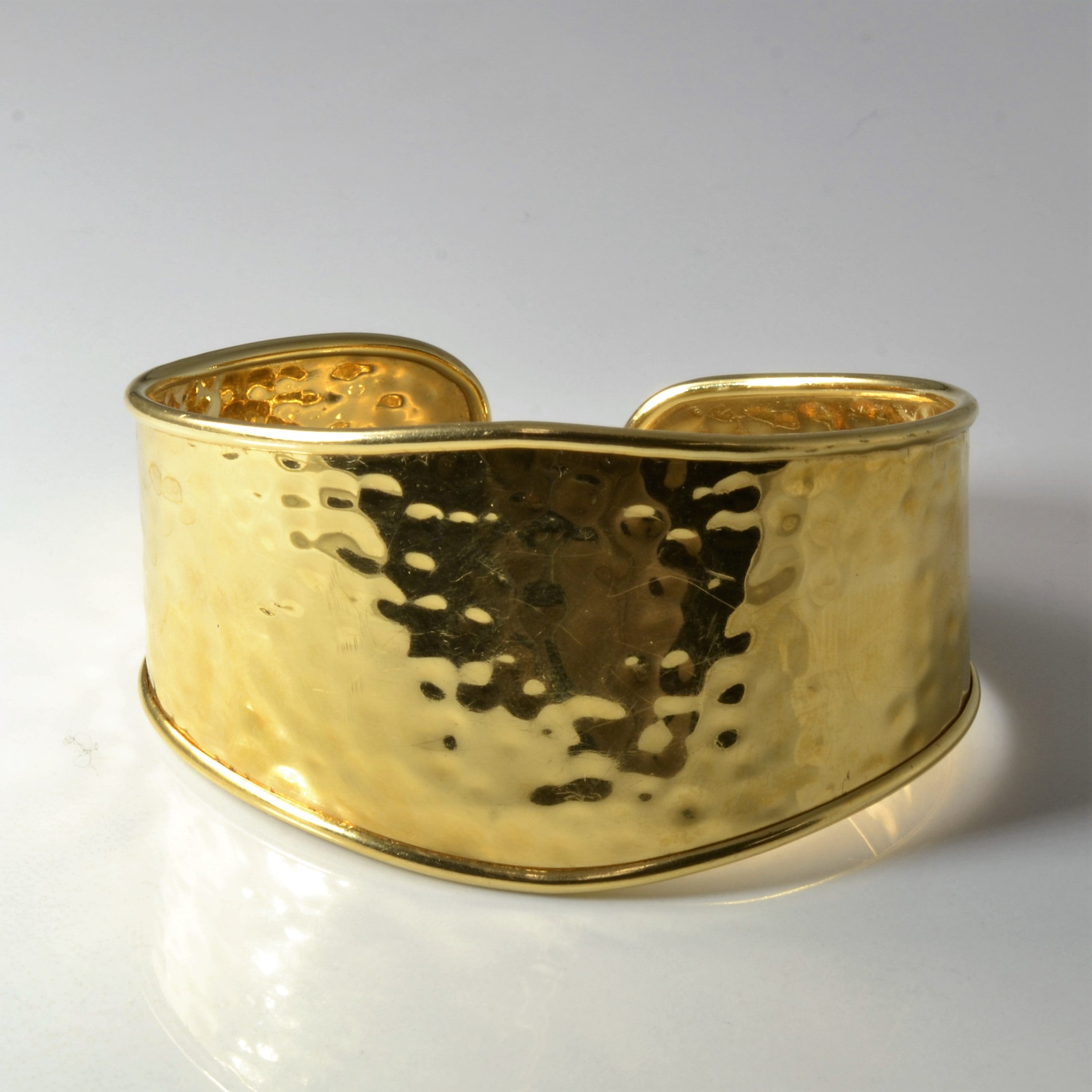 Bracelet manchette italien en or jaune martelé | 15 cm | 