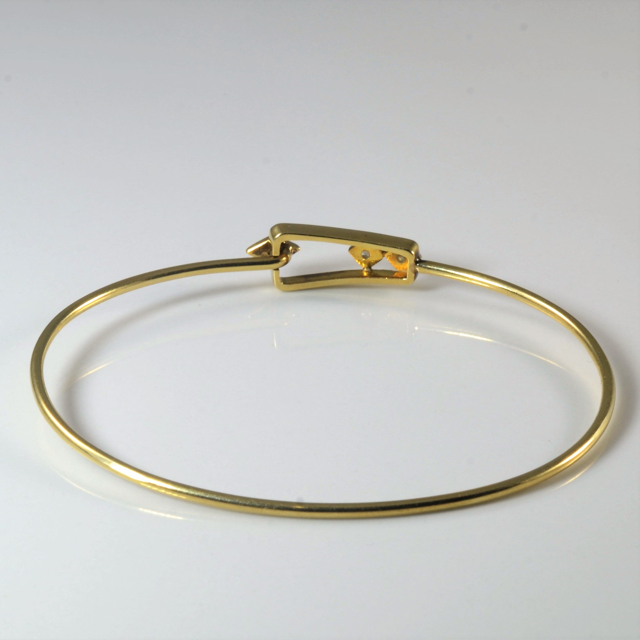 Bracelet jonc à trois diamants | 0,075 ct au total | 15 cm | 