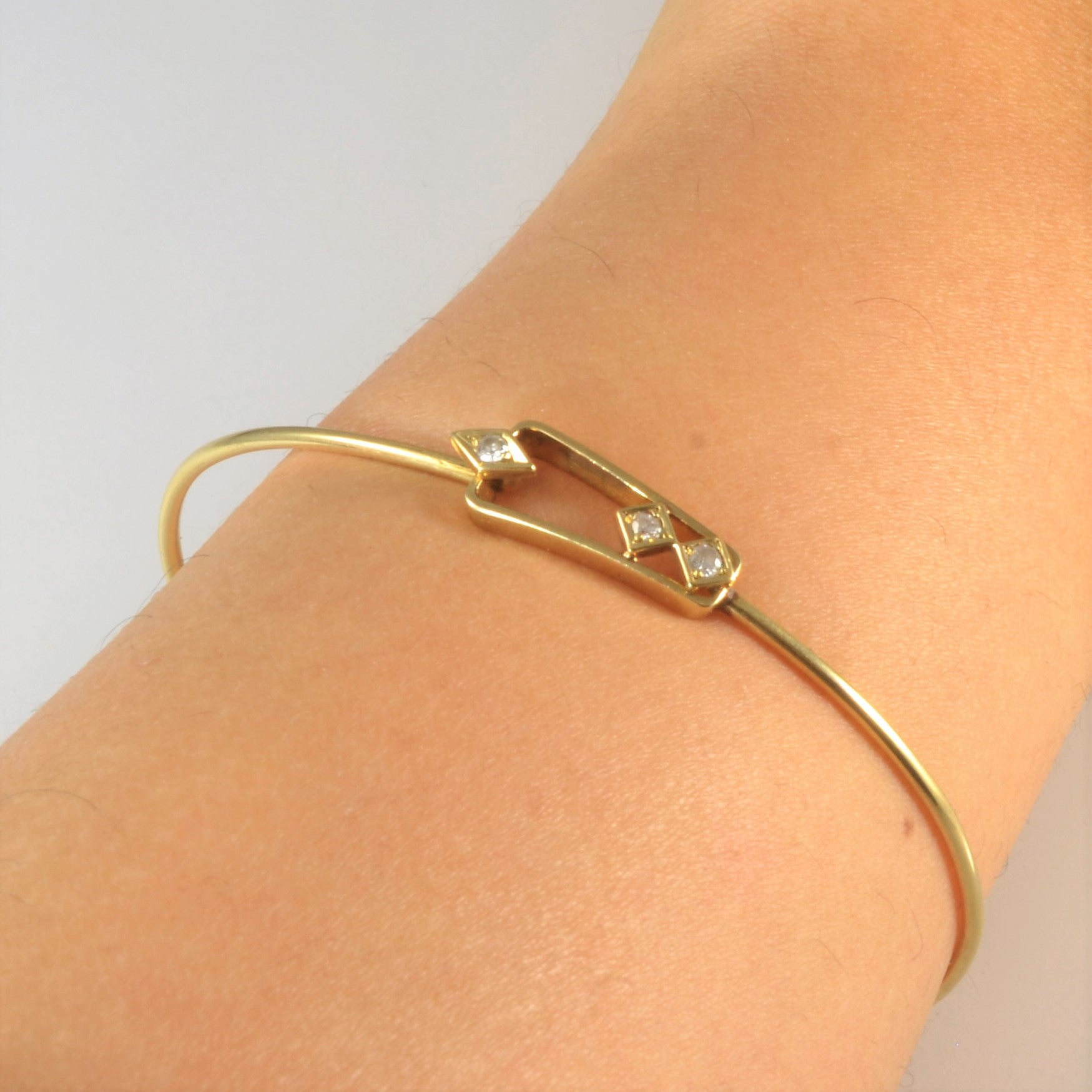 Bracelet jonc à trois diamants | 0,075 ct au total | 15 cm | 