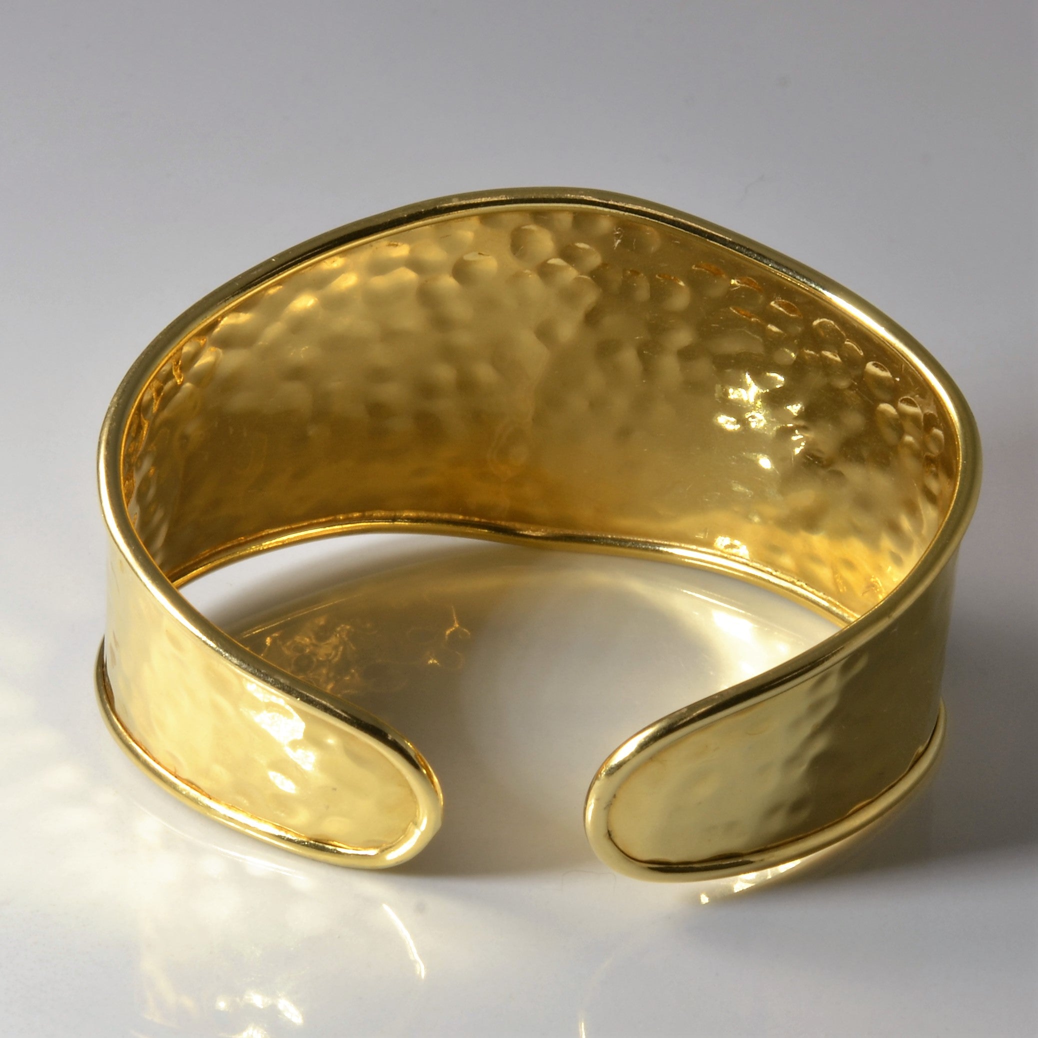 Bracelet manchette italien en or jaune martelé | 15 cm | 