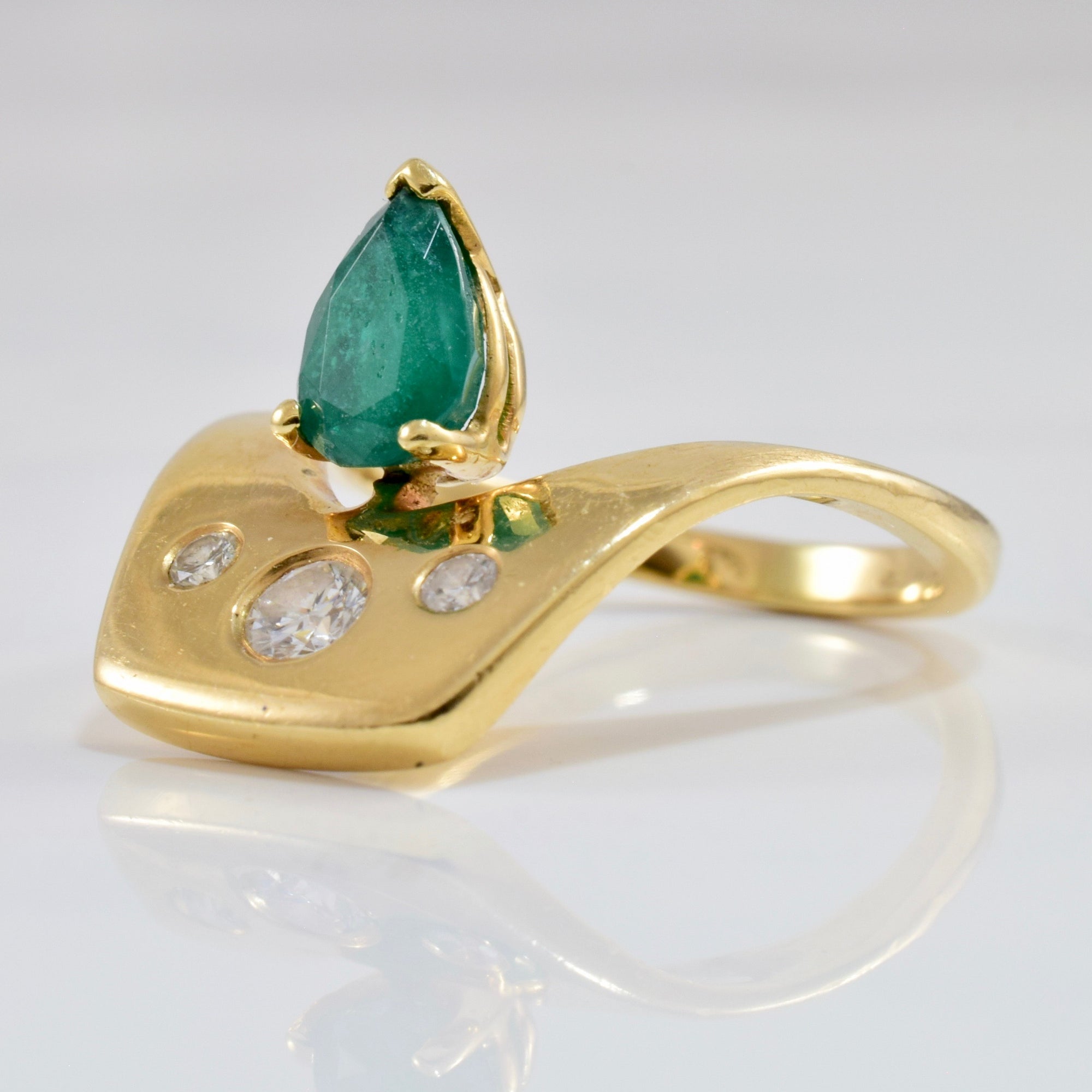 Emerald and Diamond Ring | 0.20 ctw SZ 4.75 |
