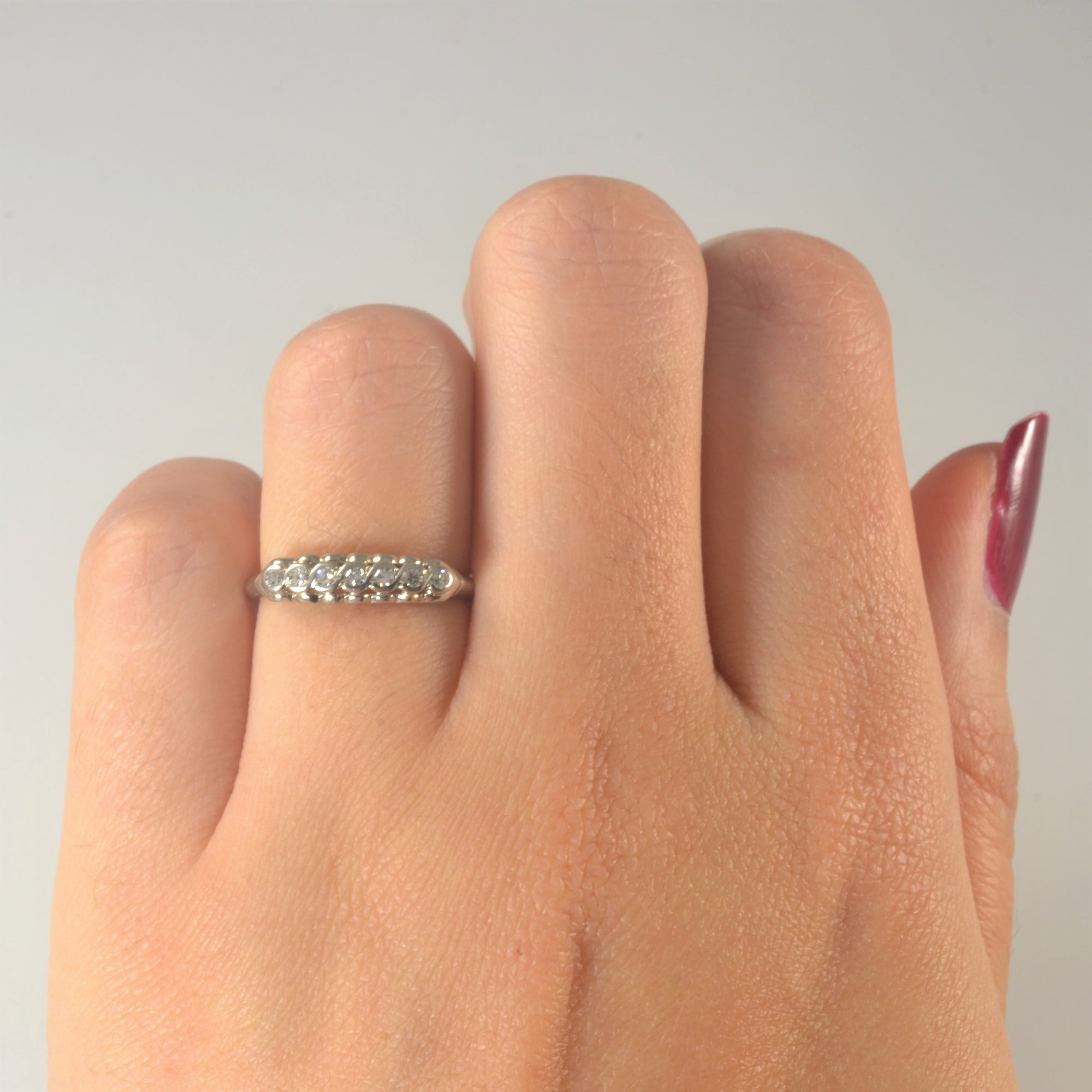 1940s Seven Stone Diamond Ring | 0.11ctw | SZ 5 |