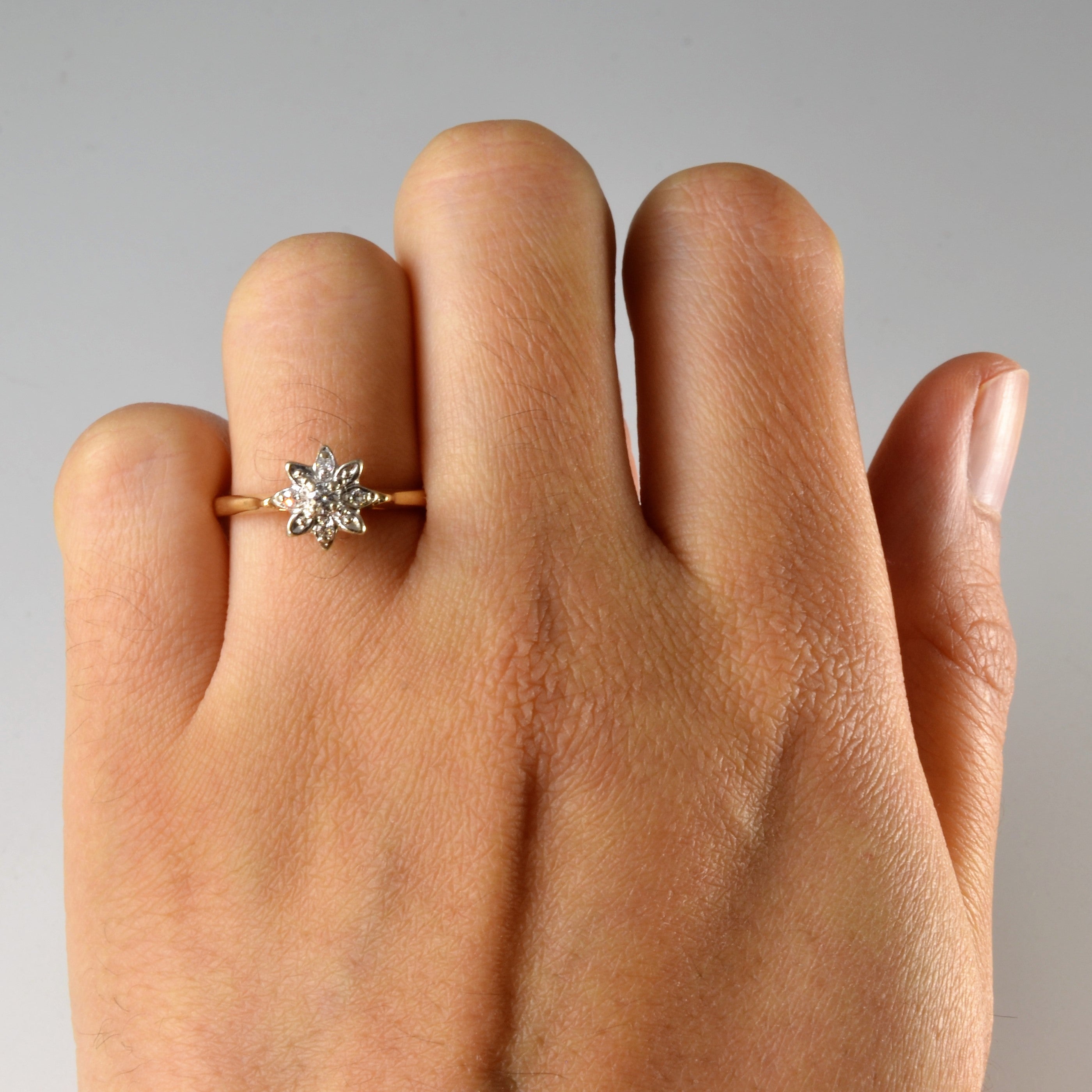 Diamond Flower Ring | 0.07ctw | SZ 5.75 |