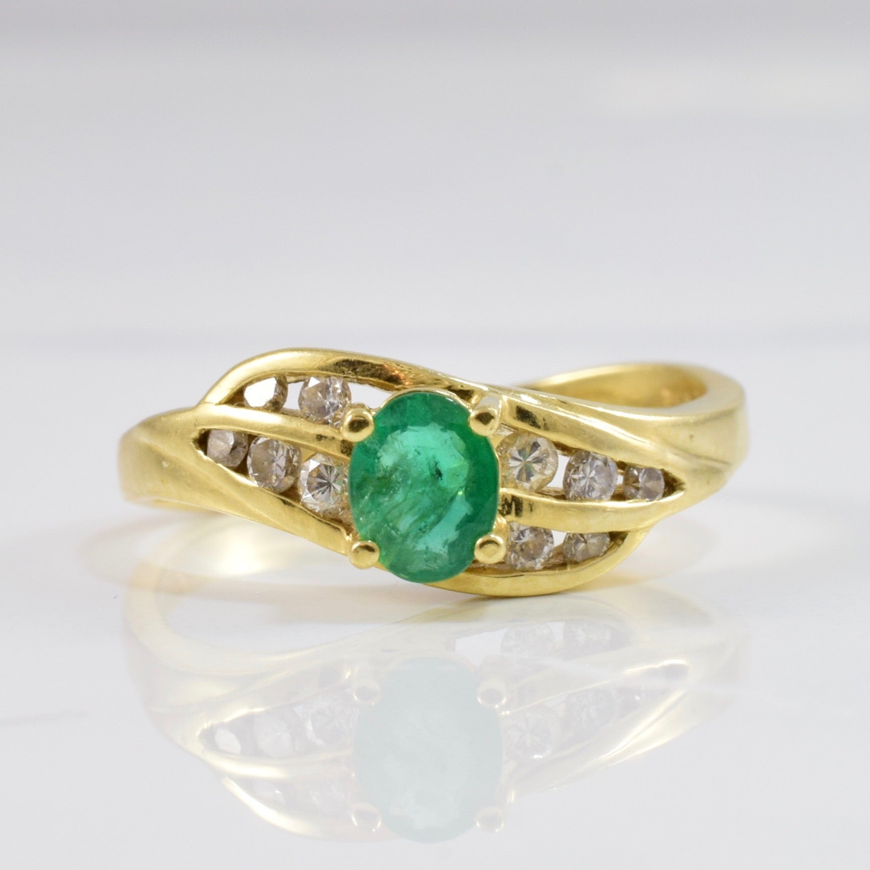 Diamond and Emerald Ring | 0.18 ctw SZ 5 |