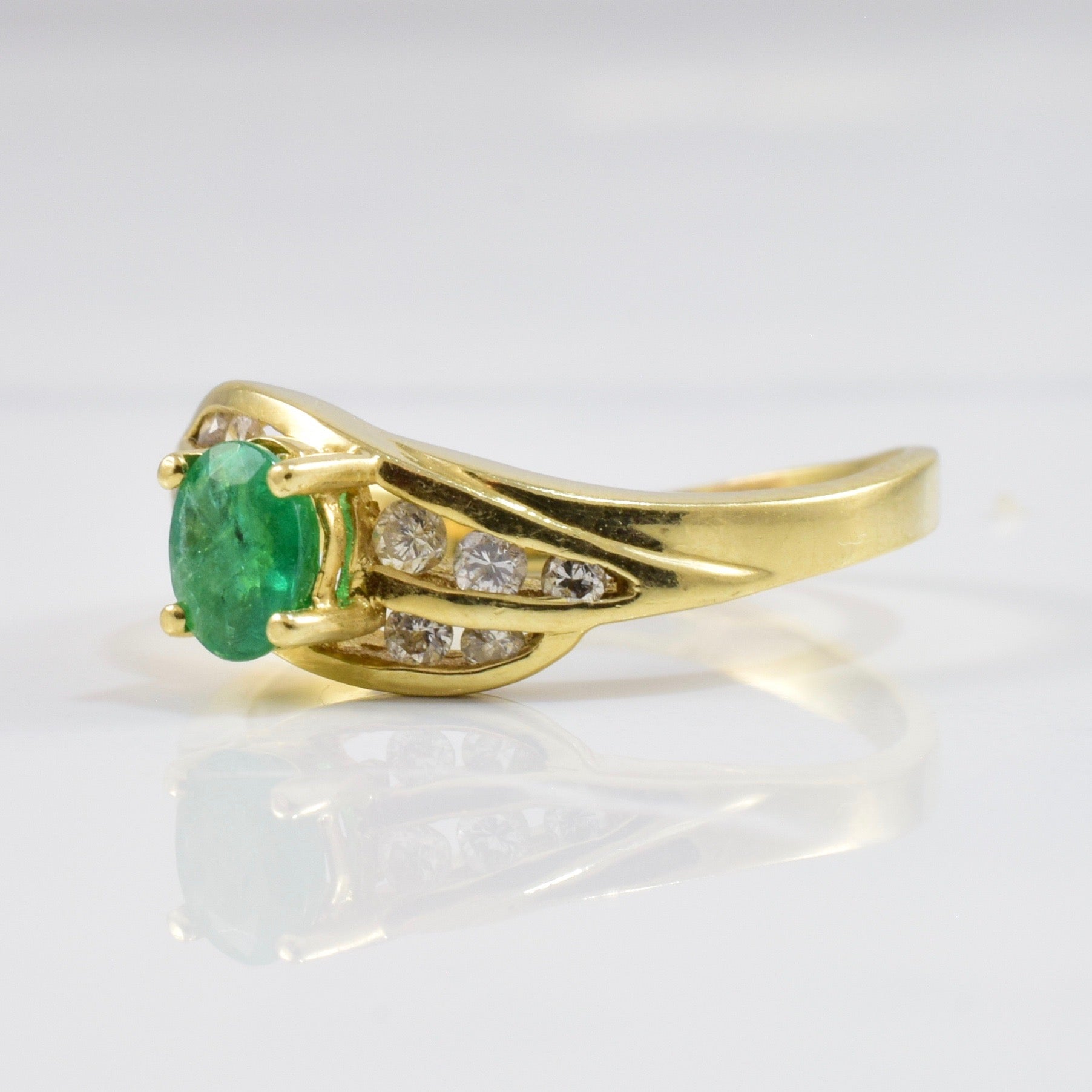Diamond and Emerald Ring | 0.18 ctw SZ 5 |