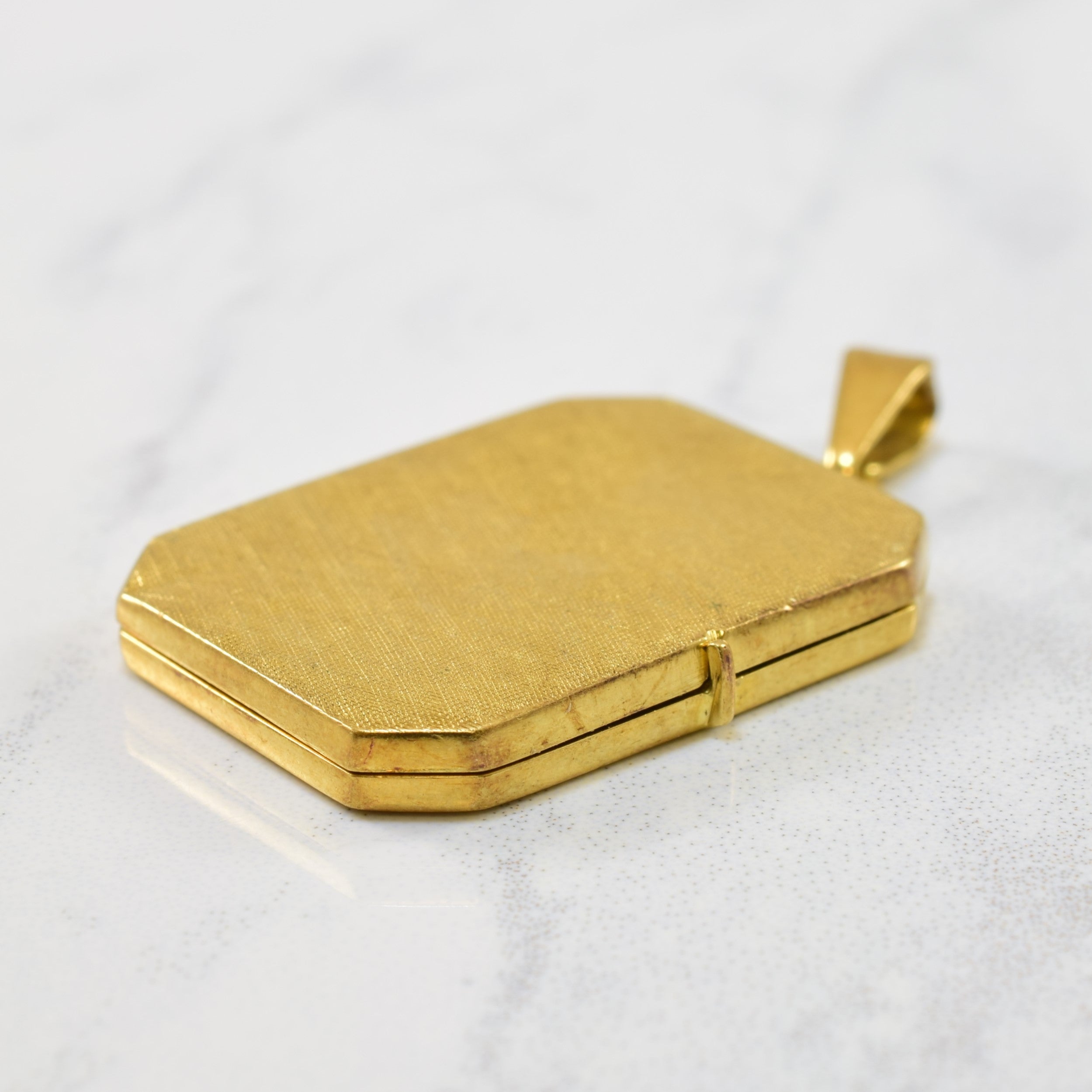 Cavelti' Crosshatched Yellow Gold Locket |