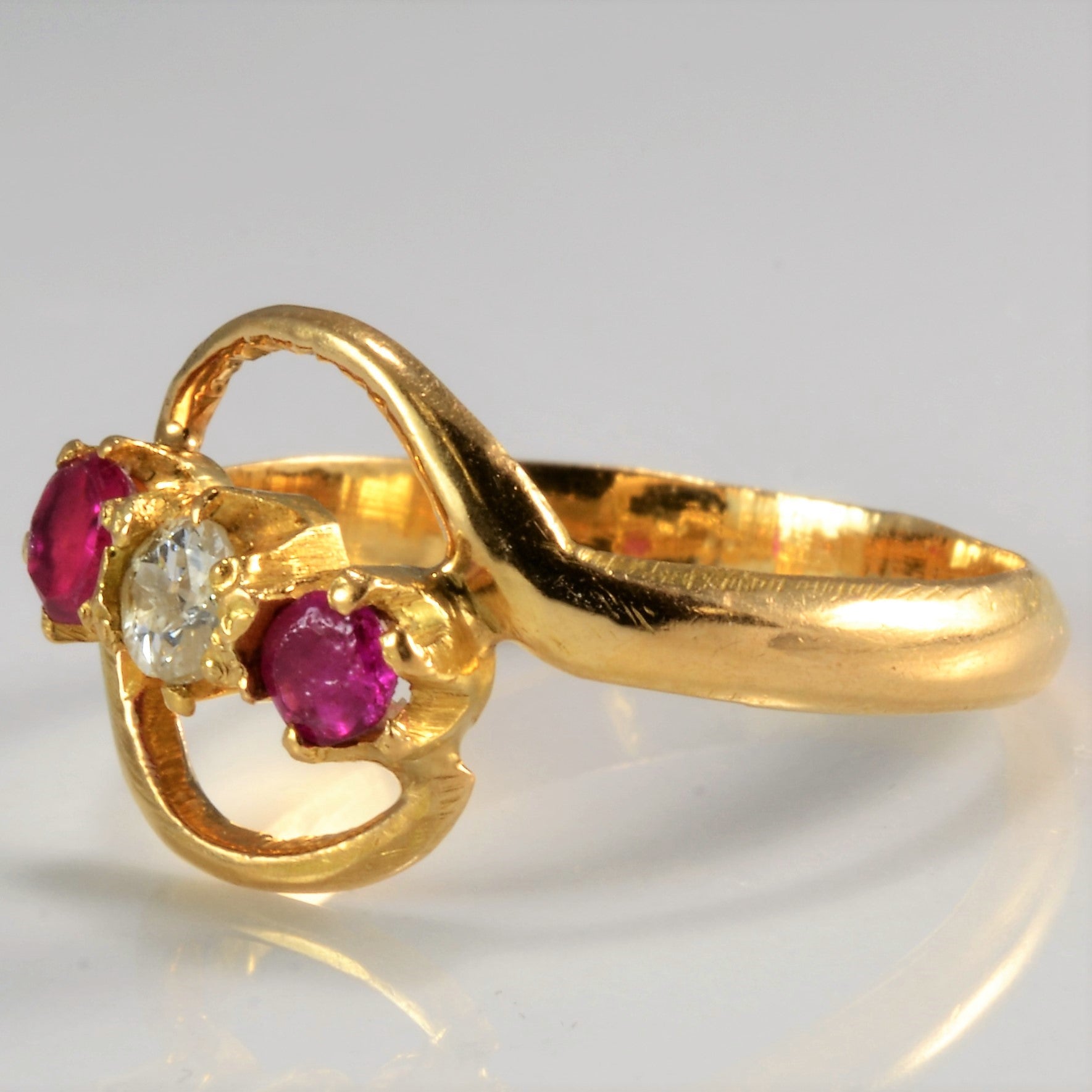 Art Nouveau Diamond & Ruby Ring | 0.11 ct, SZ 6 |
