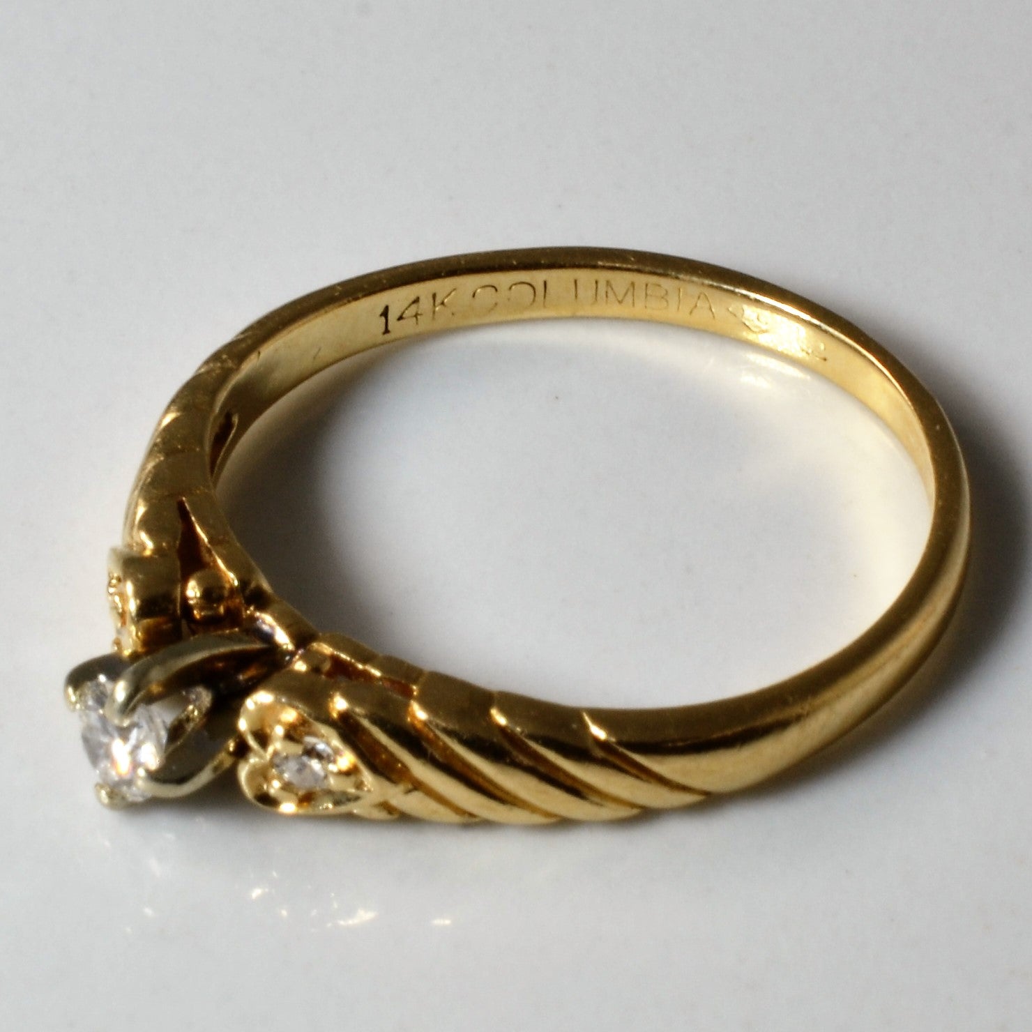 Bague texturée à trois diamants | 0,12 ct au total | Taille 6,75 | 