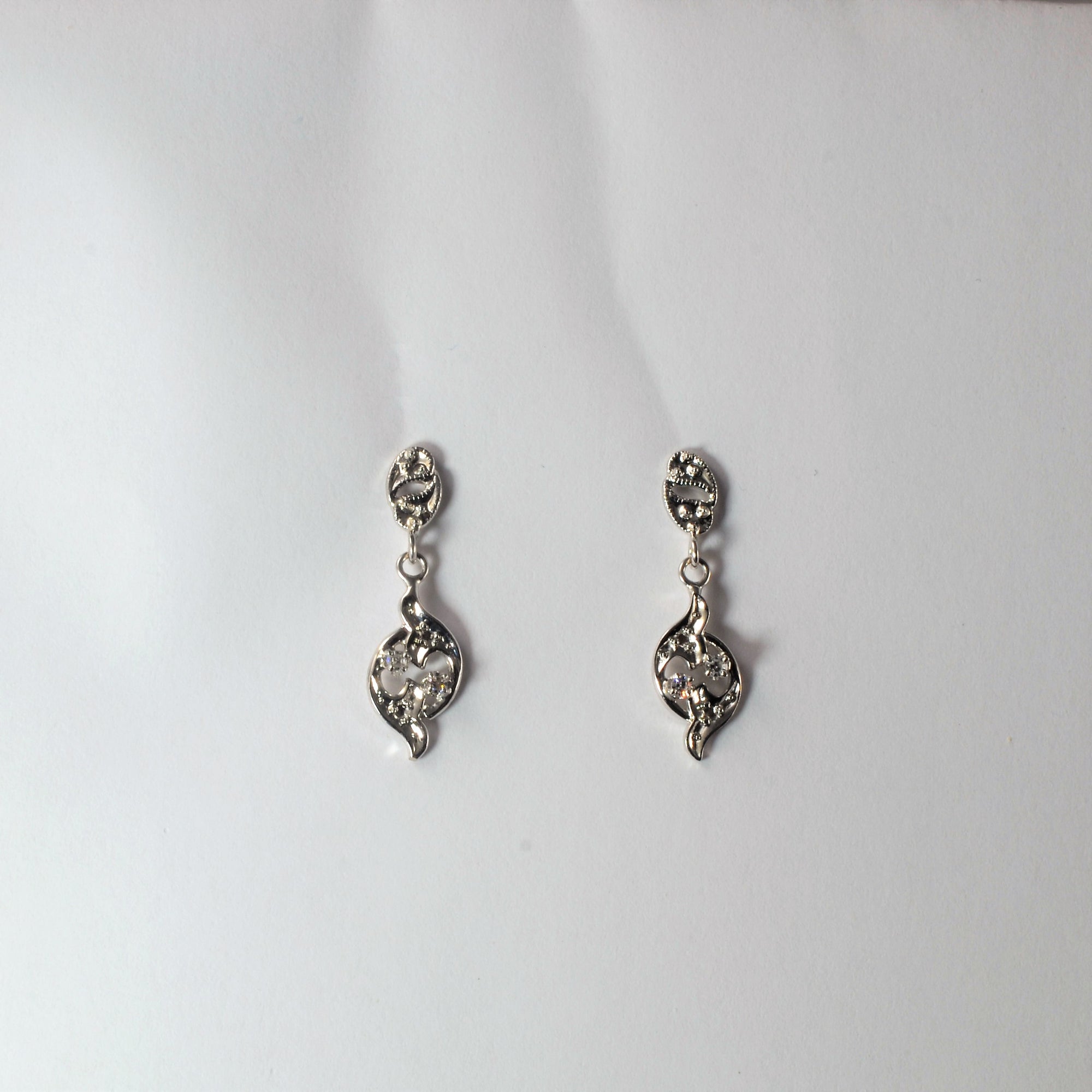 Milgrain Detailed Diamond Drop Earrings | 0.06ctw |