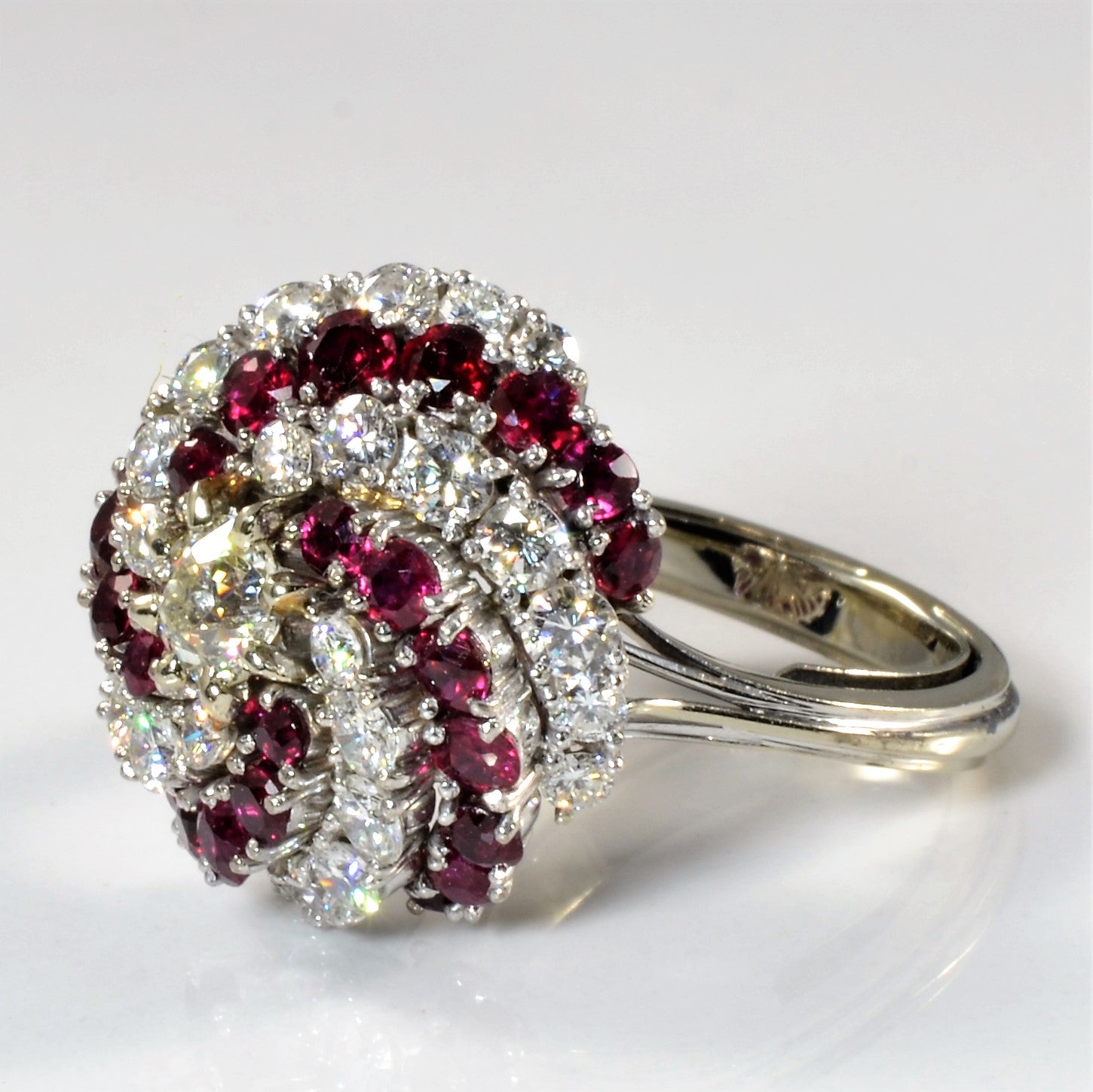 Bague moulinet rubis et diamants style milieu du siècle | 2,09 ct, 1,82 ct | Taille 7 | 