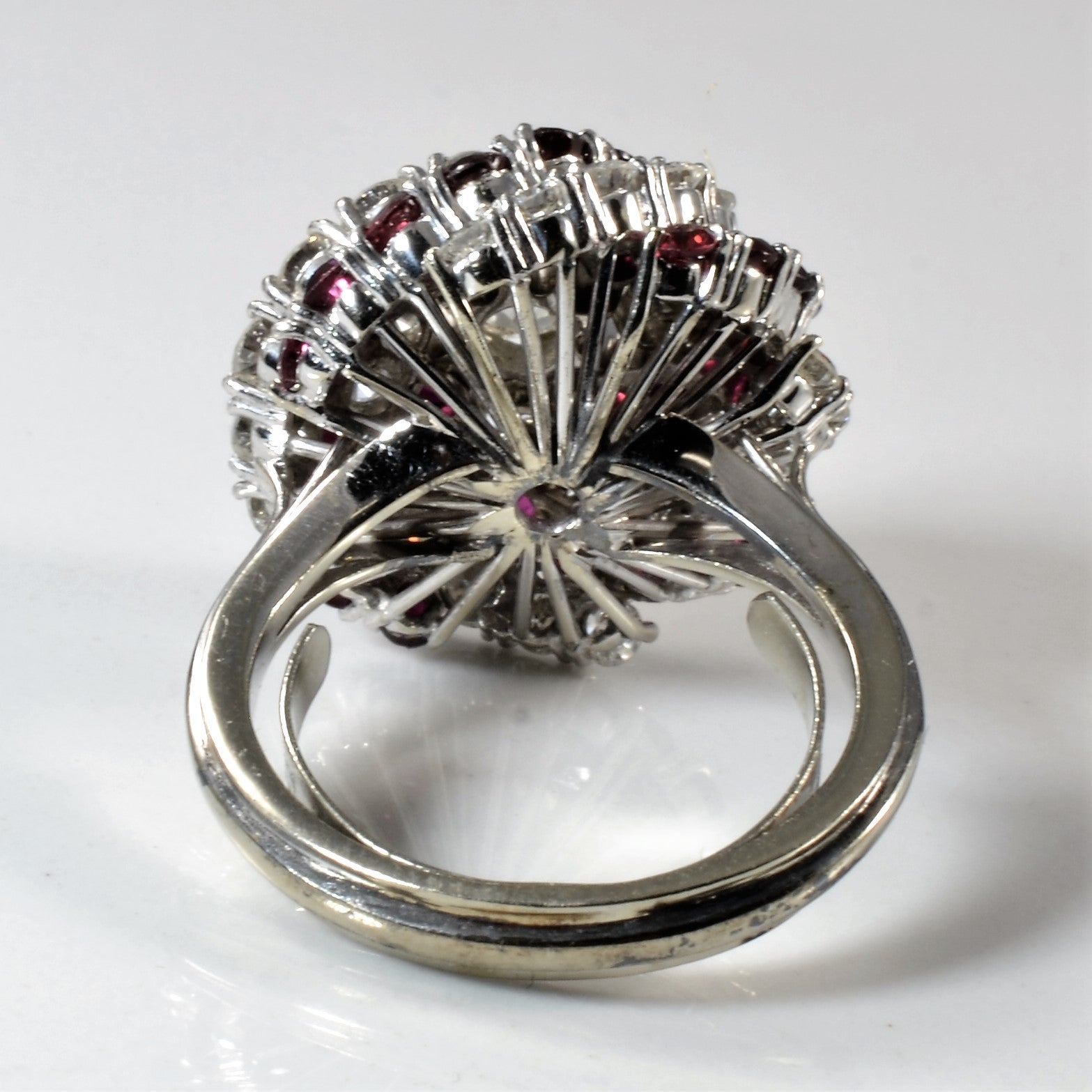 Bague moulinet rubis et diamants style milieu du siècle | 2,09 ct, 1,82 ct | Taille 7 | 