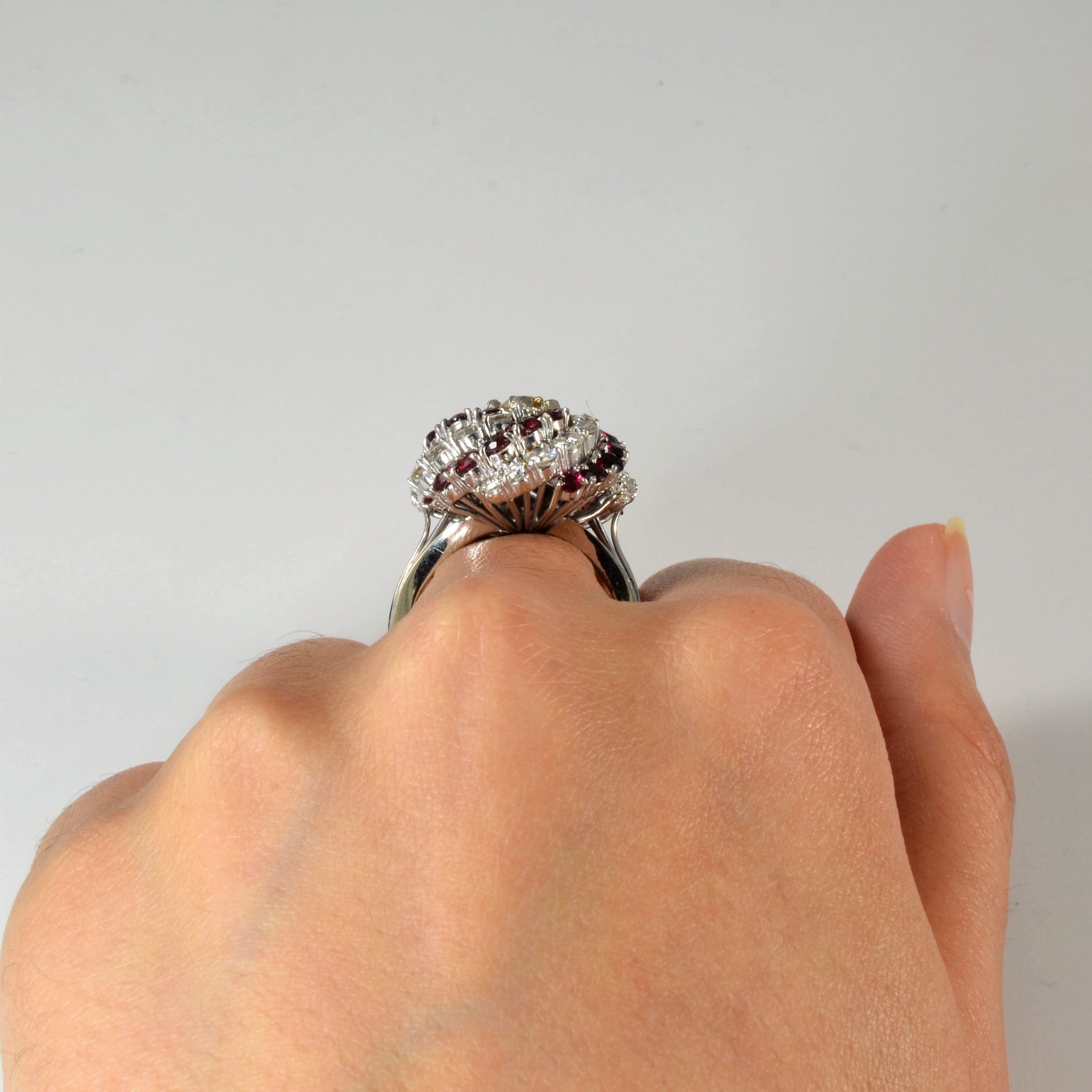 Bague moulinet rubis et diamants style milieu du siècle | 2,09 ct, 1,82 ct | Taille 7 | 