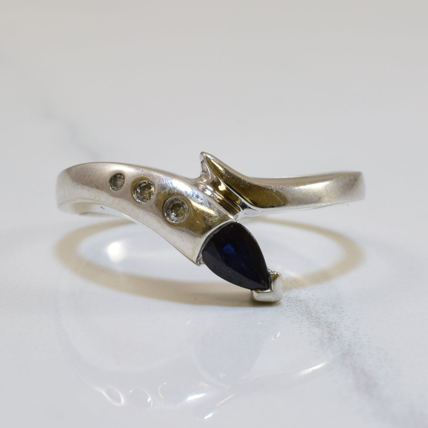 Bague serpent croisée en saphir bleu et diamants | 0,27 ct, 0,09 ct au total | Taille 6 | 