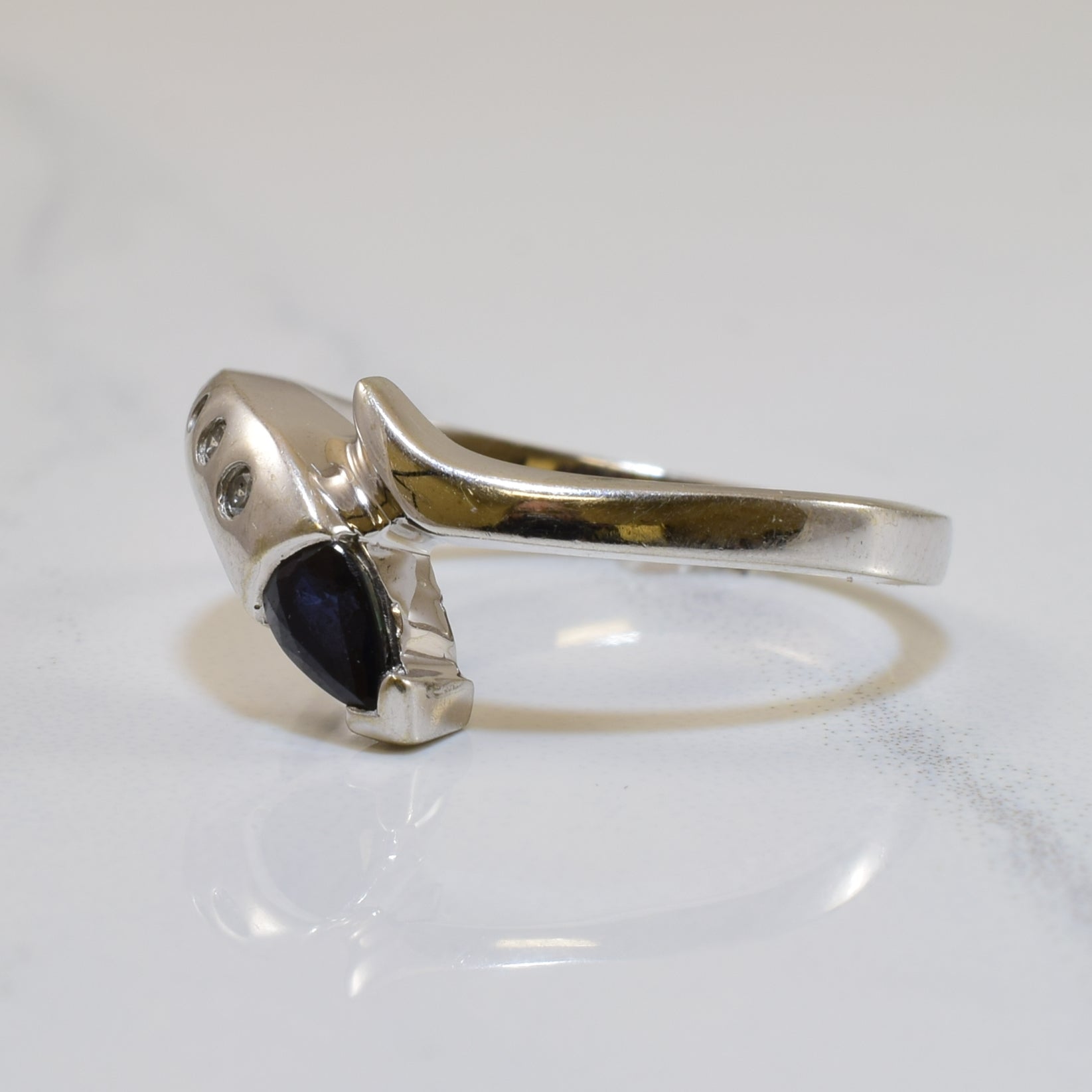 Bague serpent croisée en saphir bleu et diamants | 0,27 ct, 0,09 ct au total | Taille 6 | 
