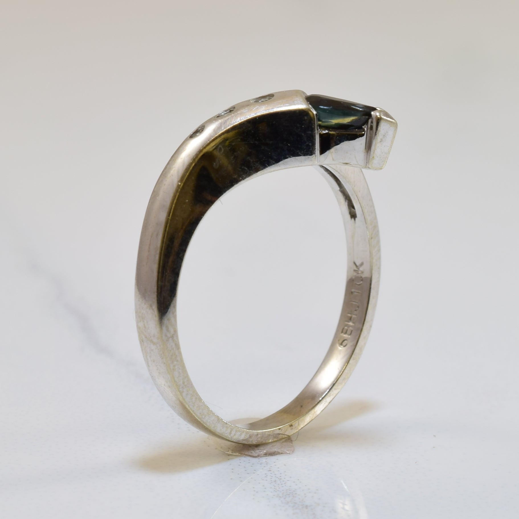 Bague serpent croisée en saphir bleu et diamants | 0,27 ct, 0,09 ct au total | Taille 6 | 