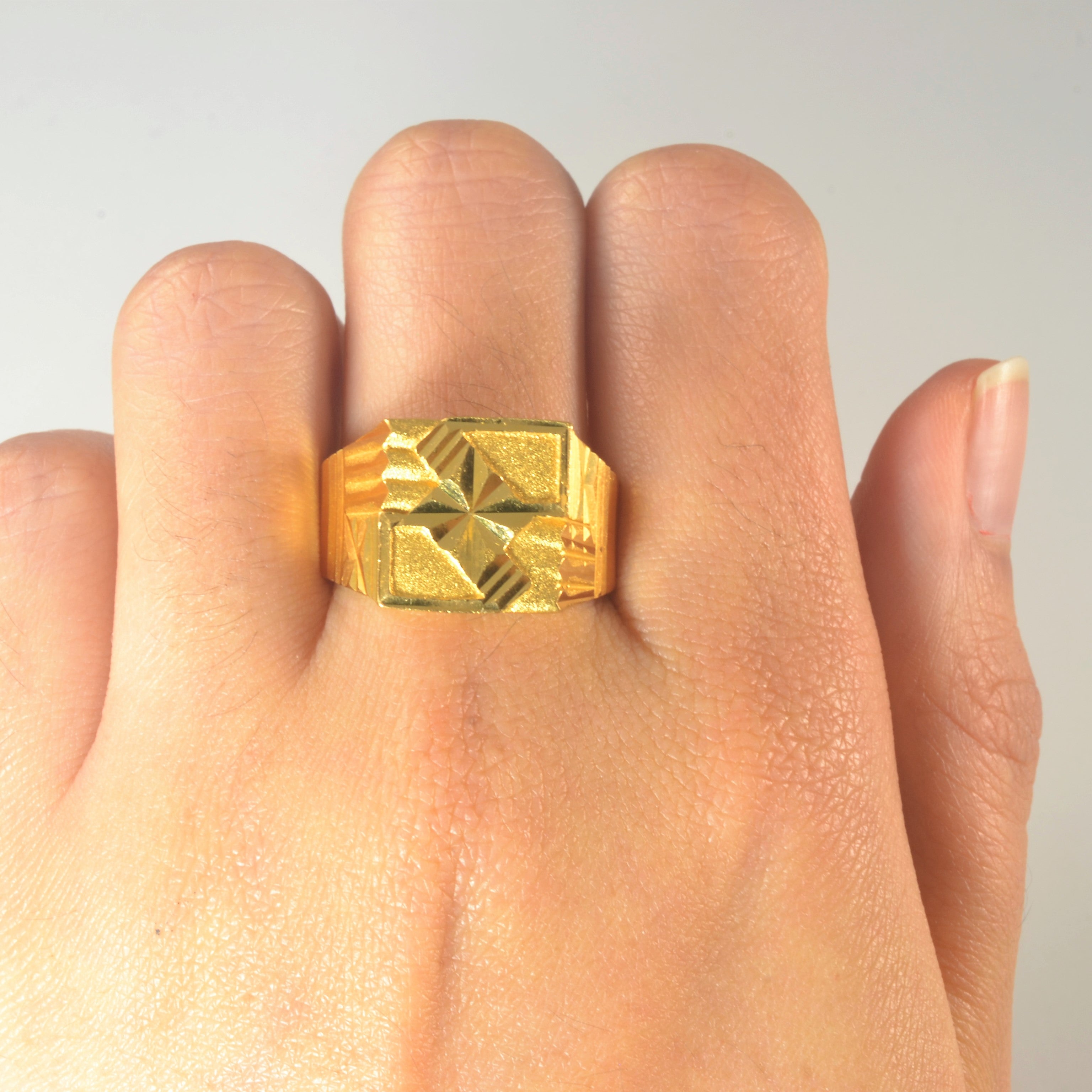 22k Textured Signet Ring | SZ 10.25 |