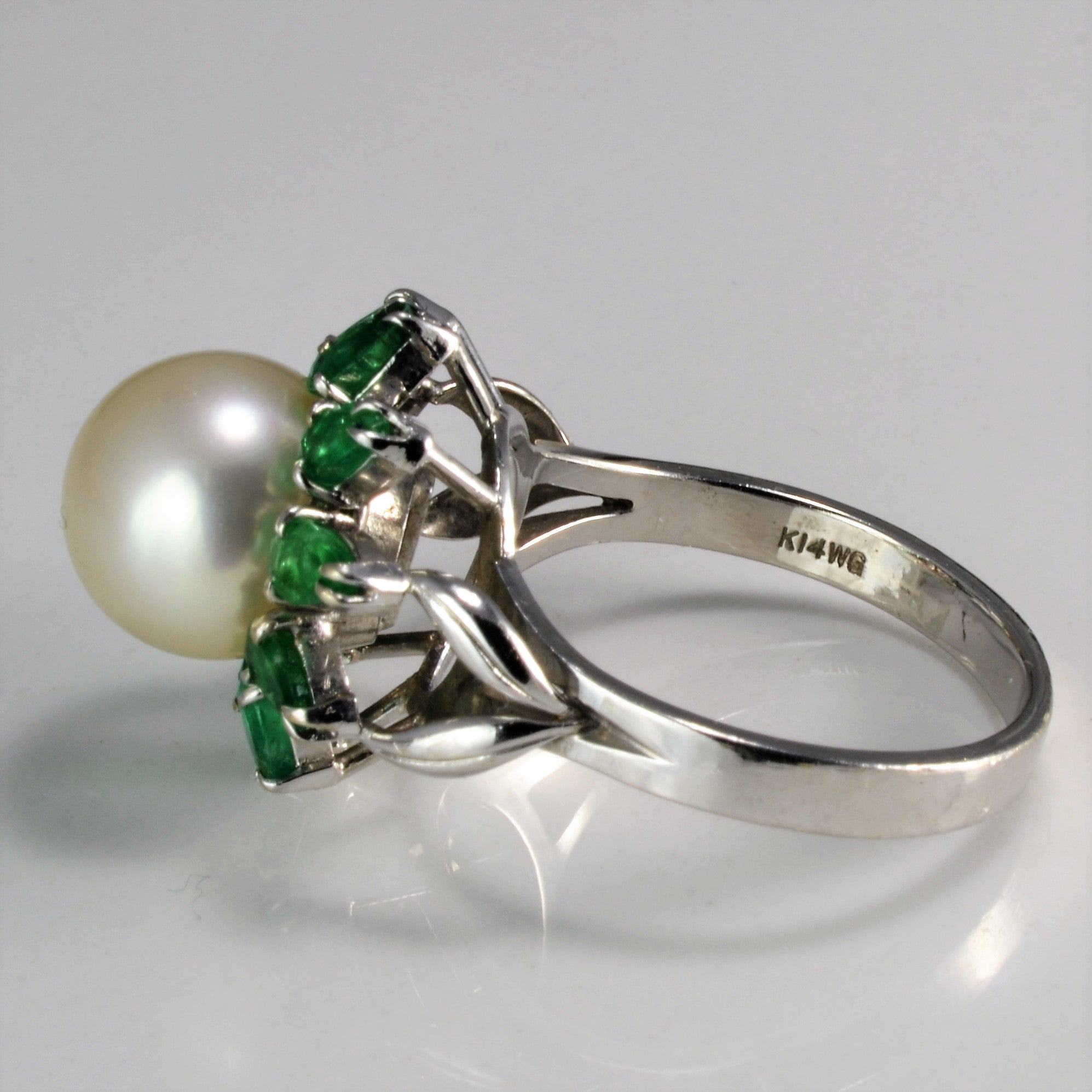 Flower Design Pearl & Emerald Cocktail Ring | SZ 7.25 |