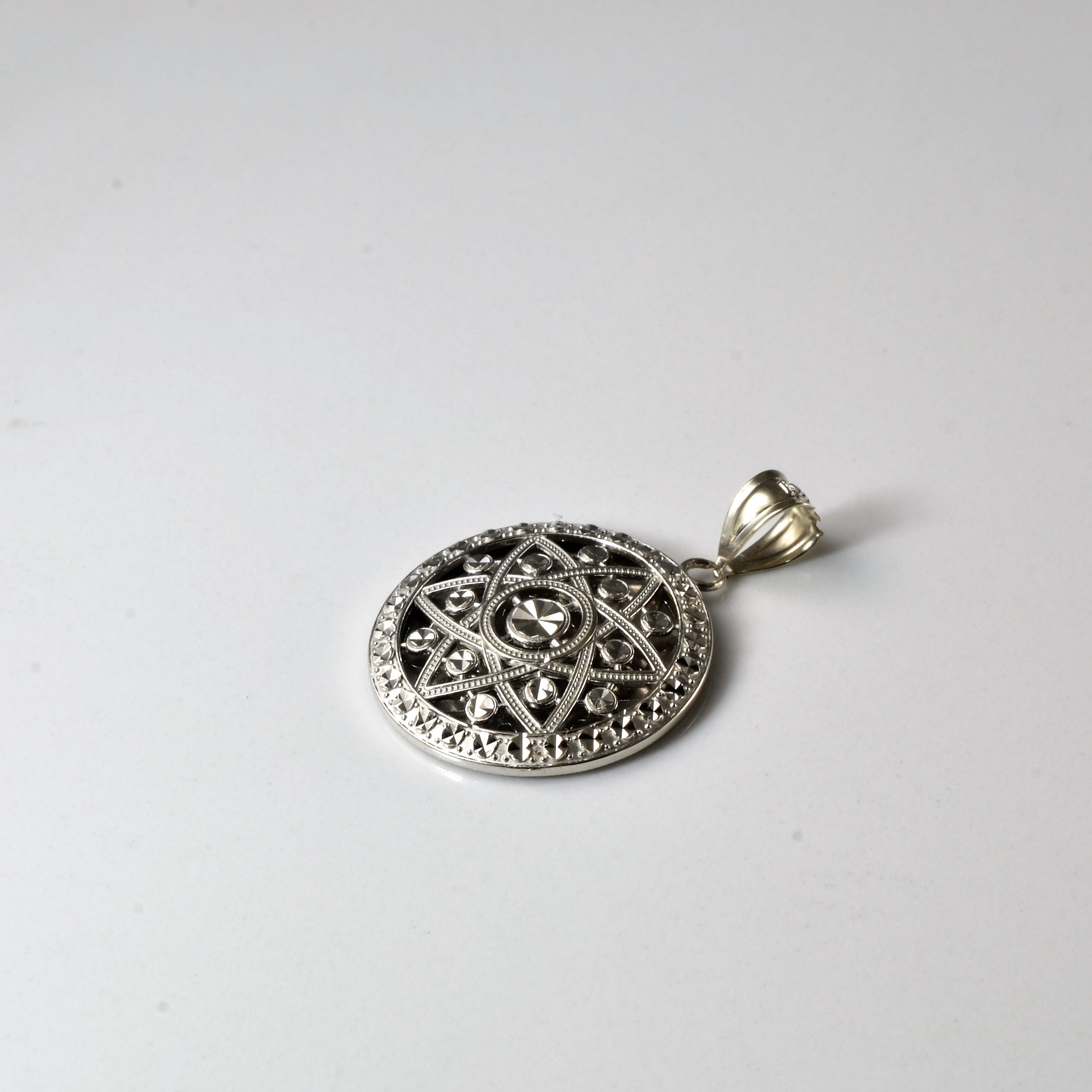 Ornate Illusion White Gold Pendant |