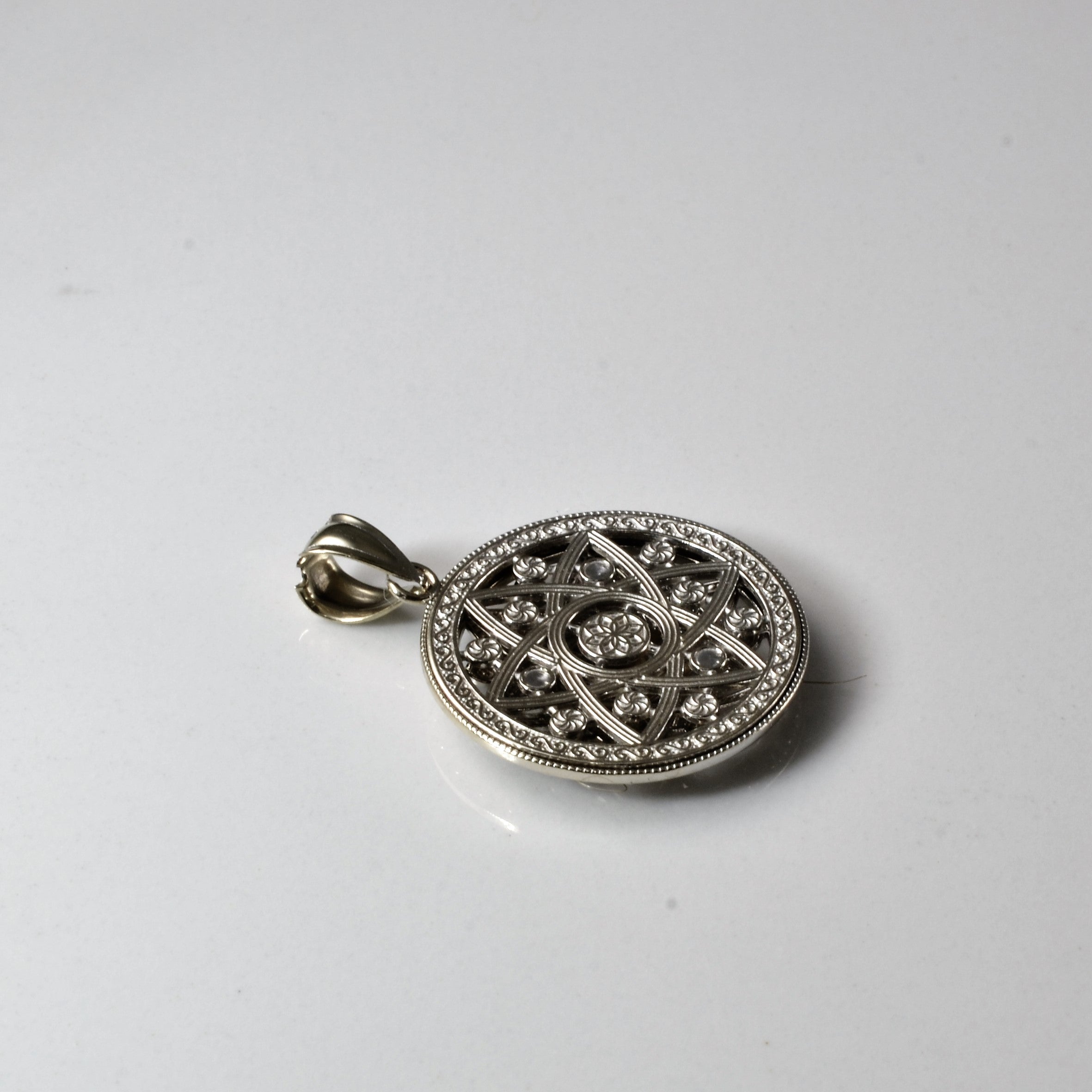 Ornate Illusion White Gold Pendant |