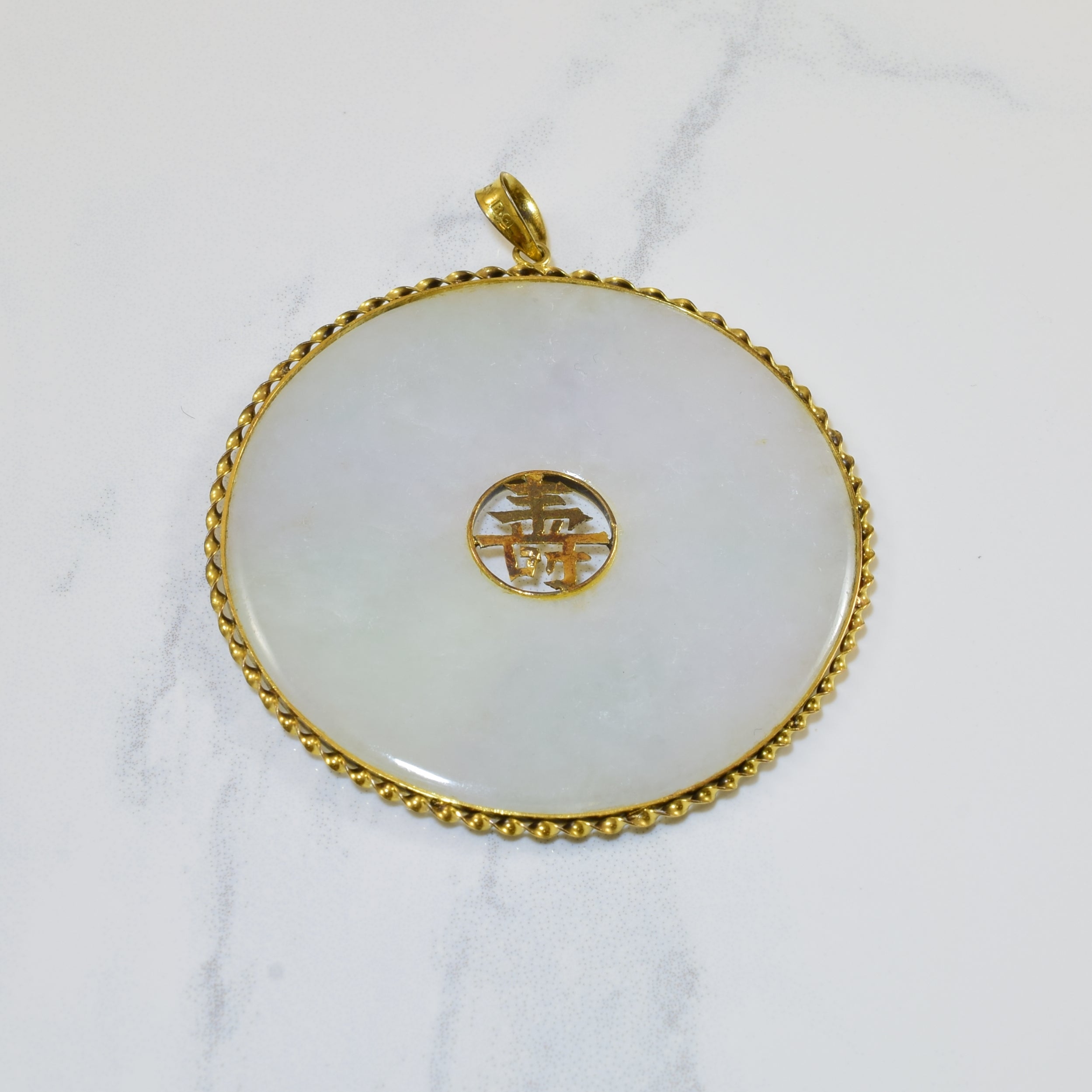 Pendentif disque en jadéite | 86,00 ct | 