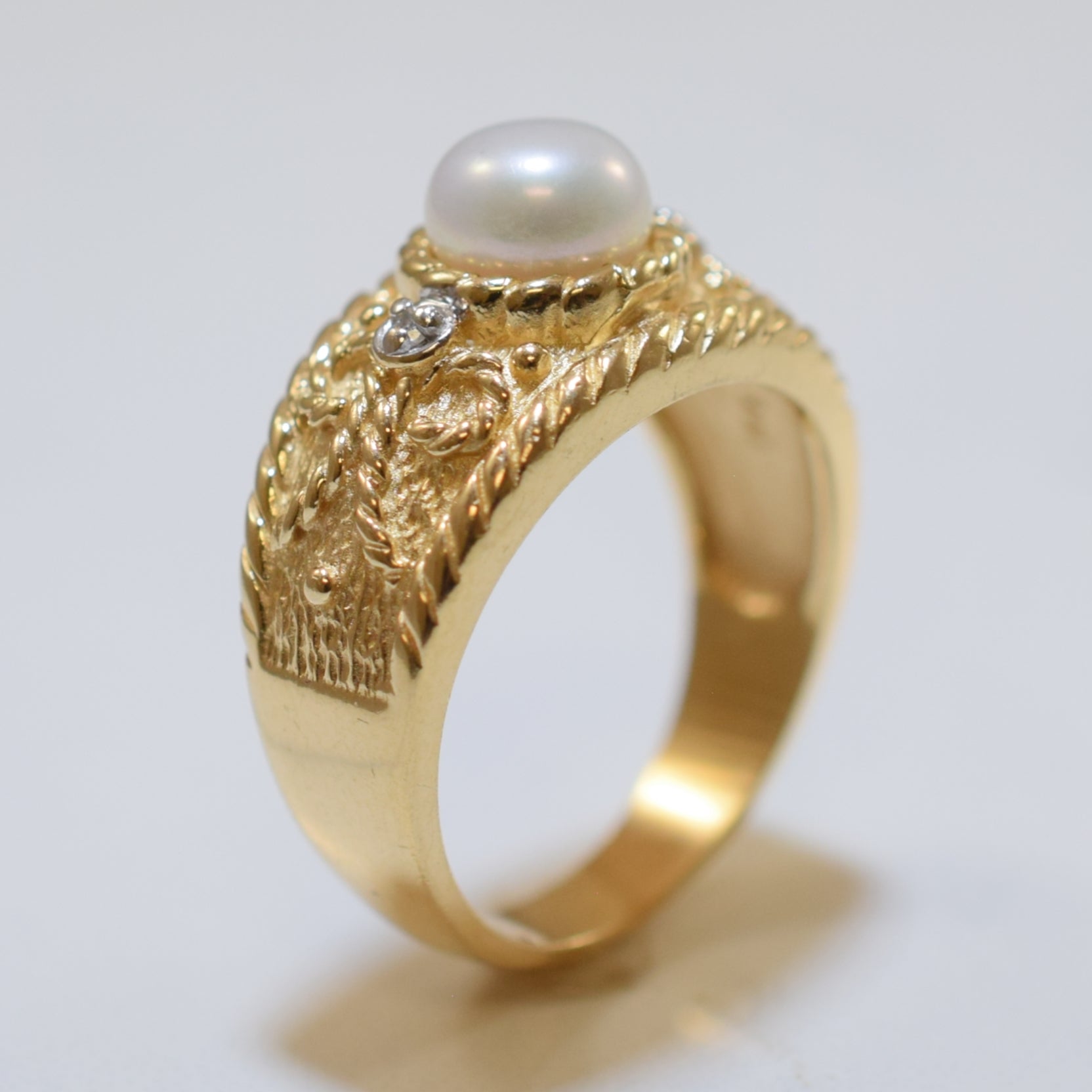 Button Pearl & Diamond Tapered Ring | 0.60ct, 0.01ctw | SZ 6.75 |