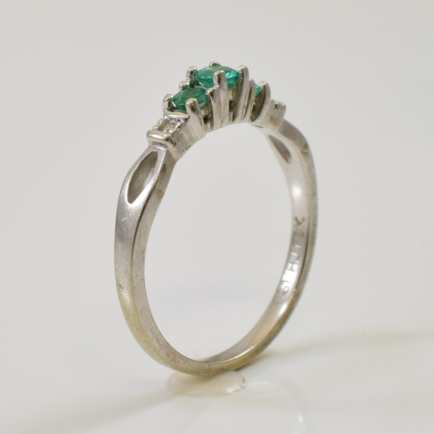 Emerald & Diamond Split Shank Ring | 0.16ctw, 0.02ctw | SZ 6.5 |