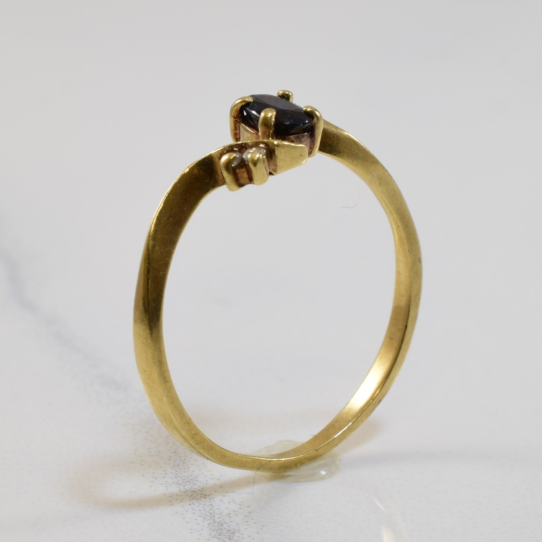 Bague torsadée en saphir bleu et diamants | 0,45 ct, 0,02 ct au total | Taille 6,5 | 