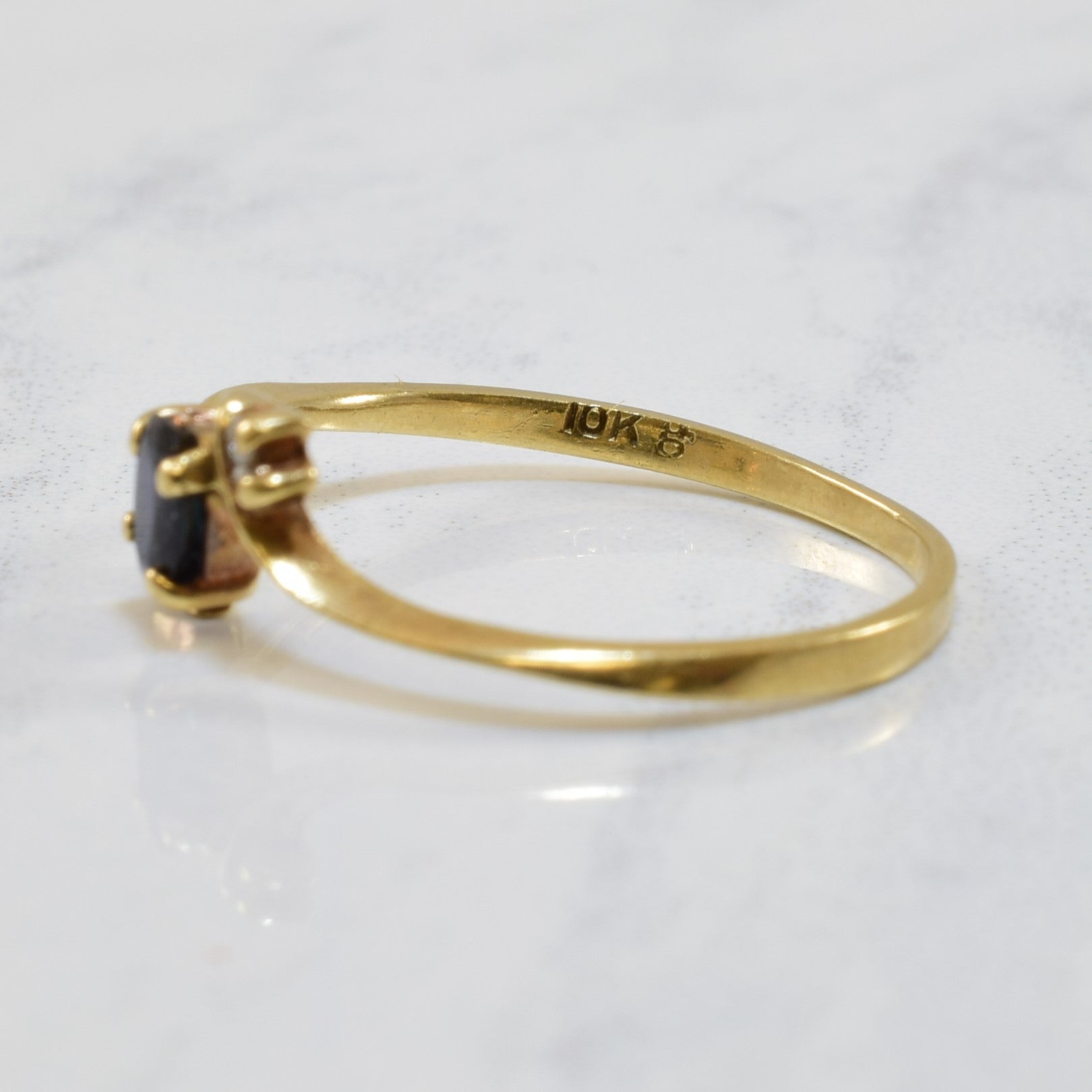 Bague torsadée en saphir bleu et diamants | 0,45 ct, 0,02 ct au total | Taille 6,5 | 