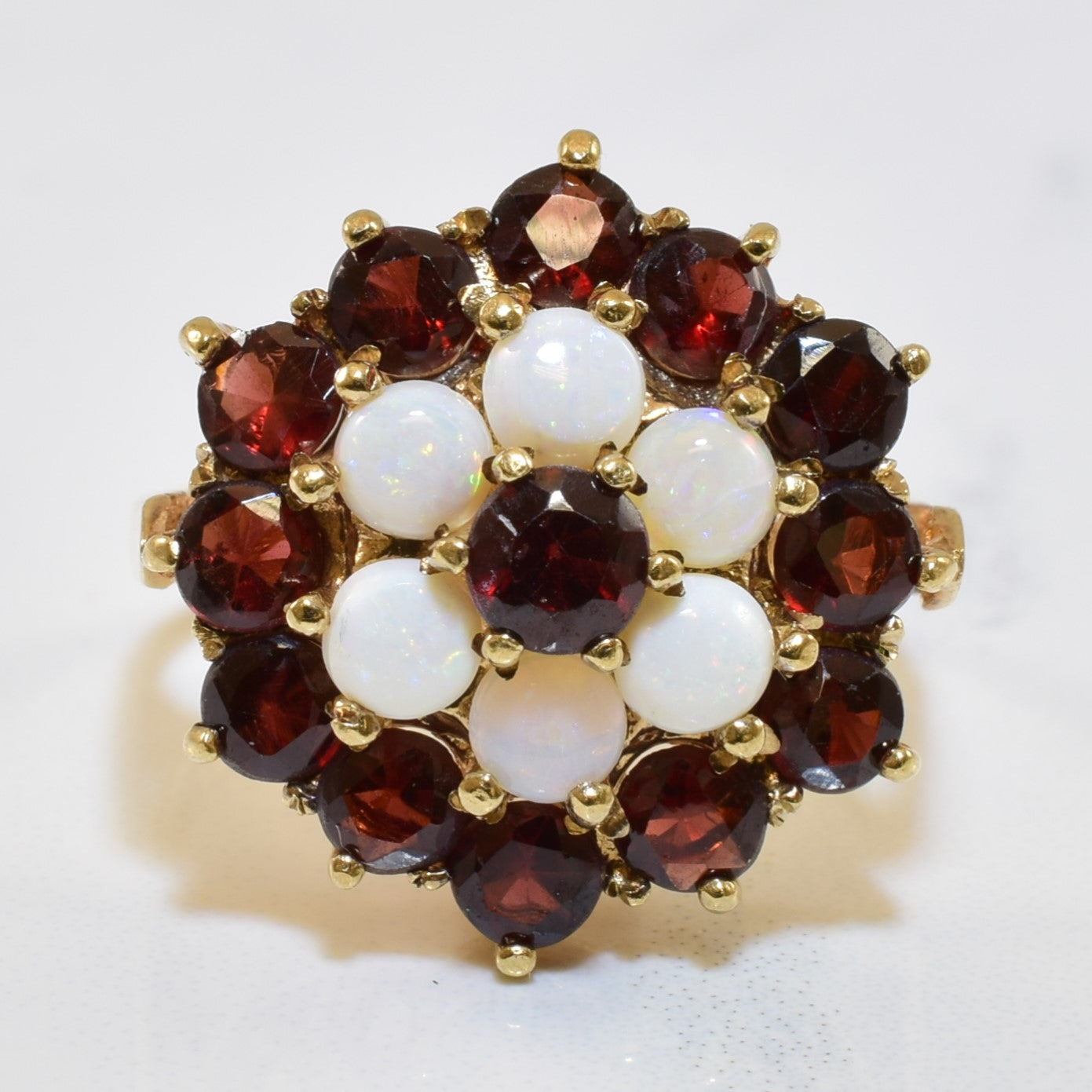 Bague cocktail en opale et grenat | 0,72 ct, 3,00 ct | Taille 8 | 