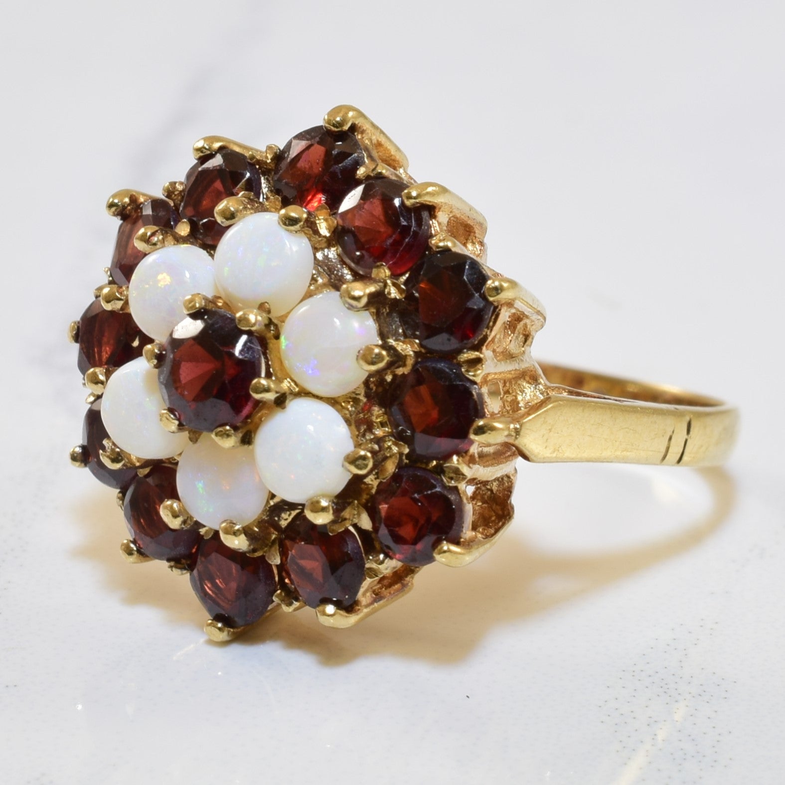 Bague cocktail en opale et grenat | 0,72 ct, 3,00 ct | Taille 8 | 