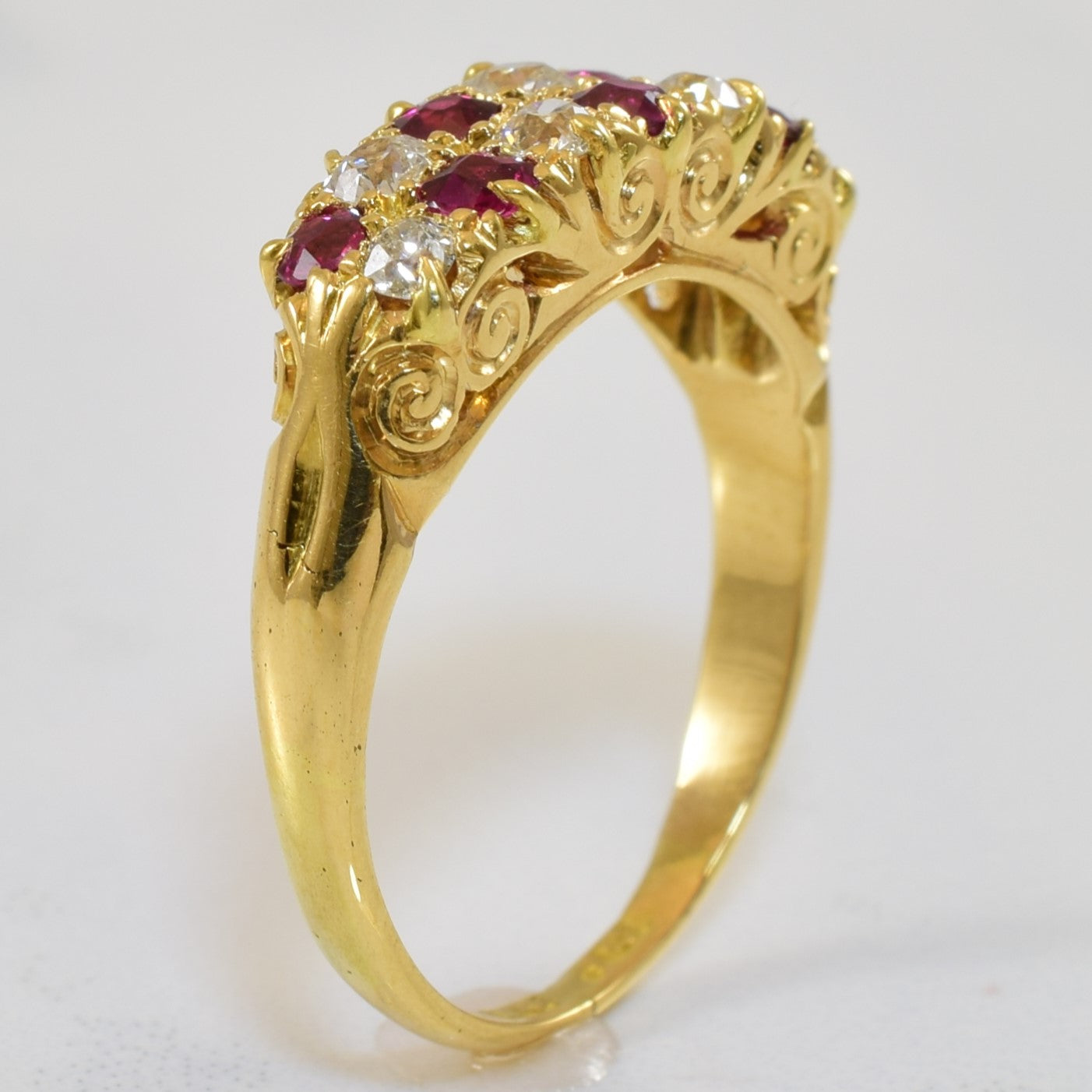 Bague filigranée en rubis et diamants du début du XXe siècle | 0,42 ct, 0,28 ct | Taille 7,5 | 
