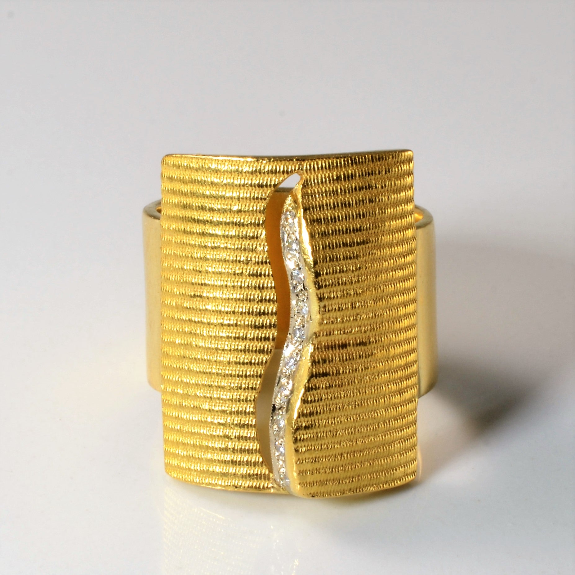Bague large texturée en diamant | 0,05 ct | Taille 6,75 | 
