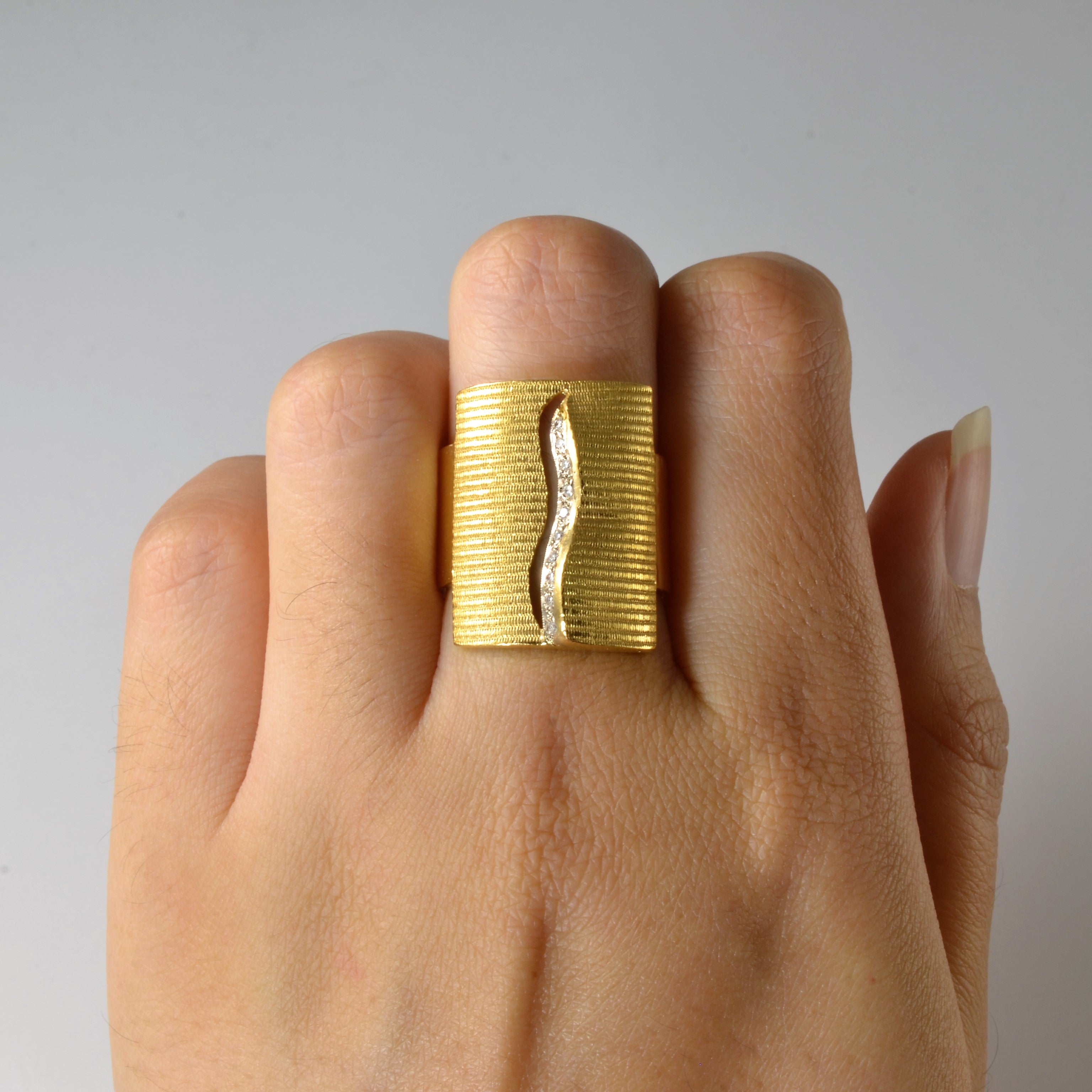 Bague large texturée en diamant | 0,05 ct | Taille 6,75 | 