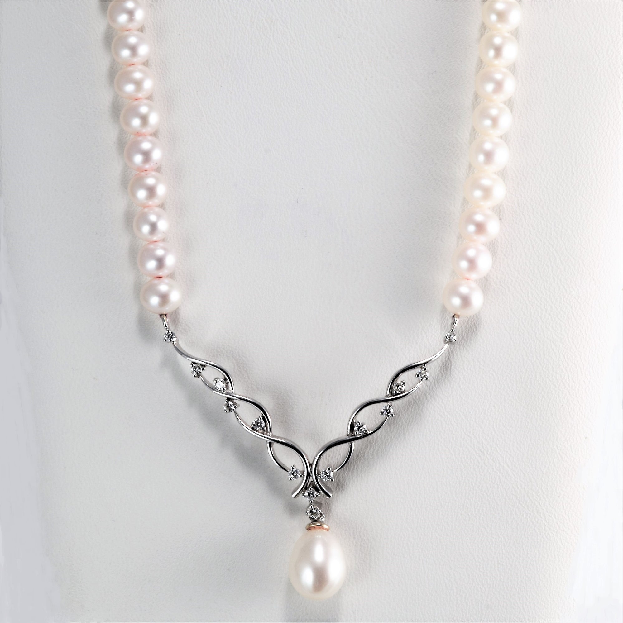 Diamond & Pearl Ladies Necklace | 0.39 ctw, 18''|