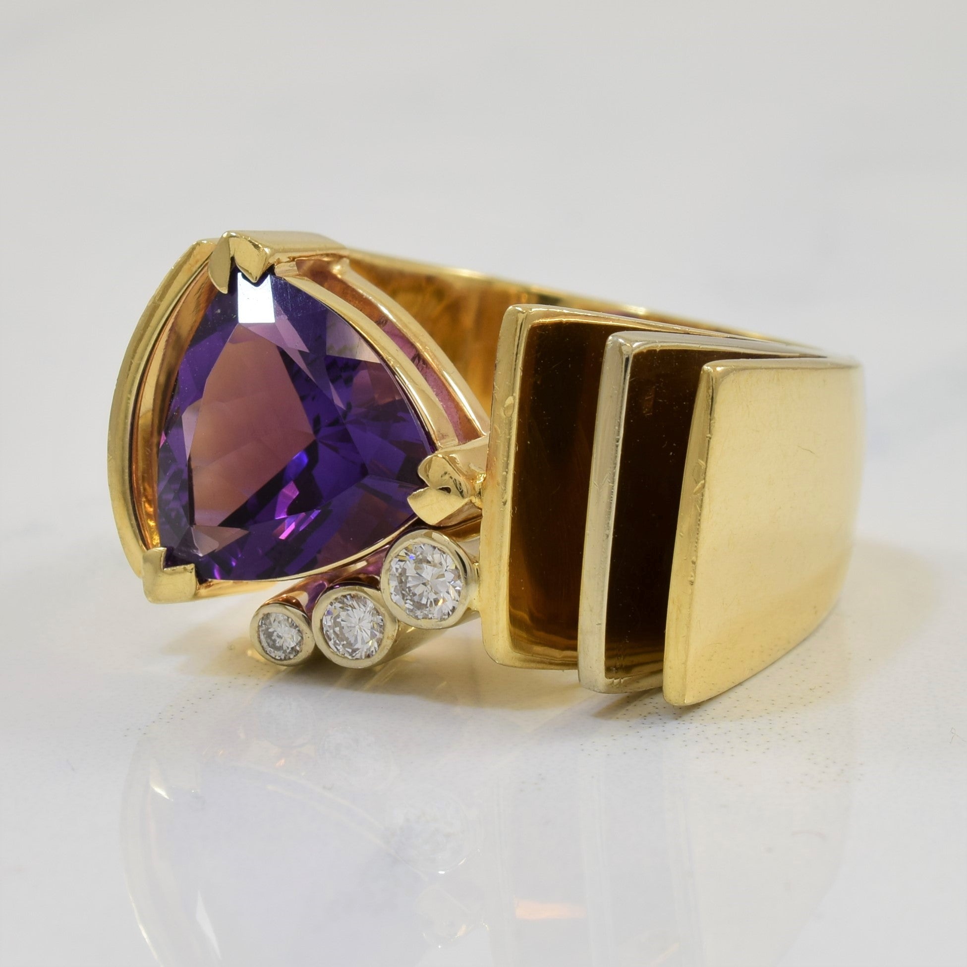 Bague cocktail en améthyste taille trillion et diamants | 5,50 ct, 0,20 ct au total | Taille 7,5 | 