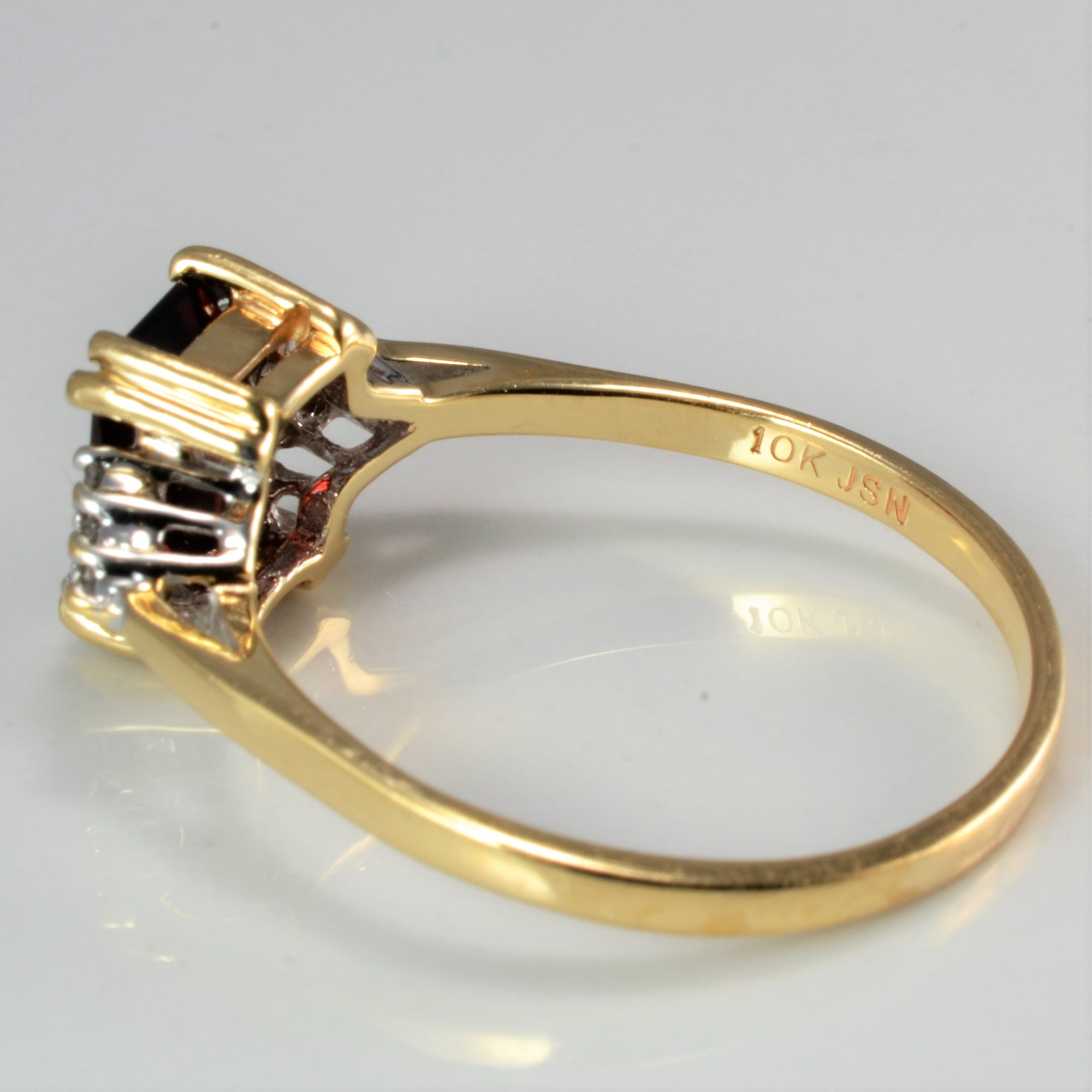 Garnet & Cluster Diamond Ladies Ring | 0.06 ctw, SZ 10 |