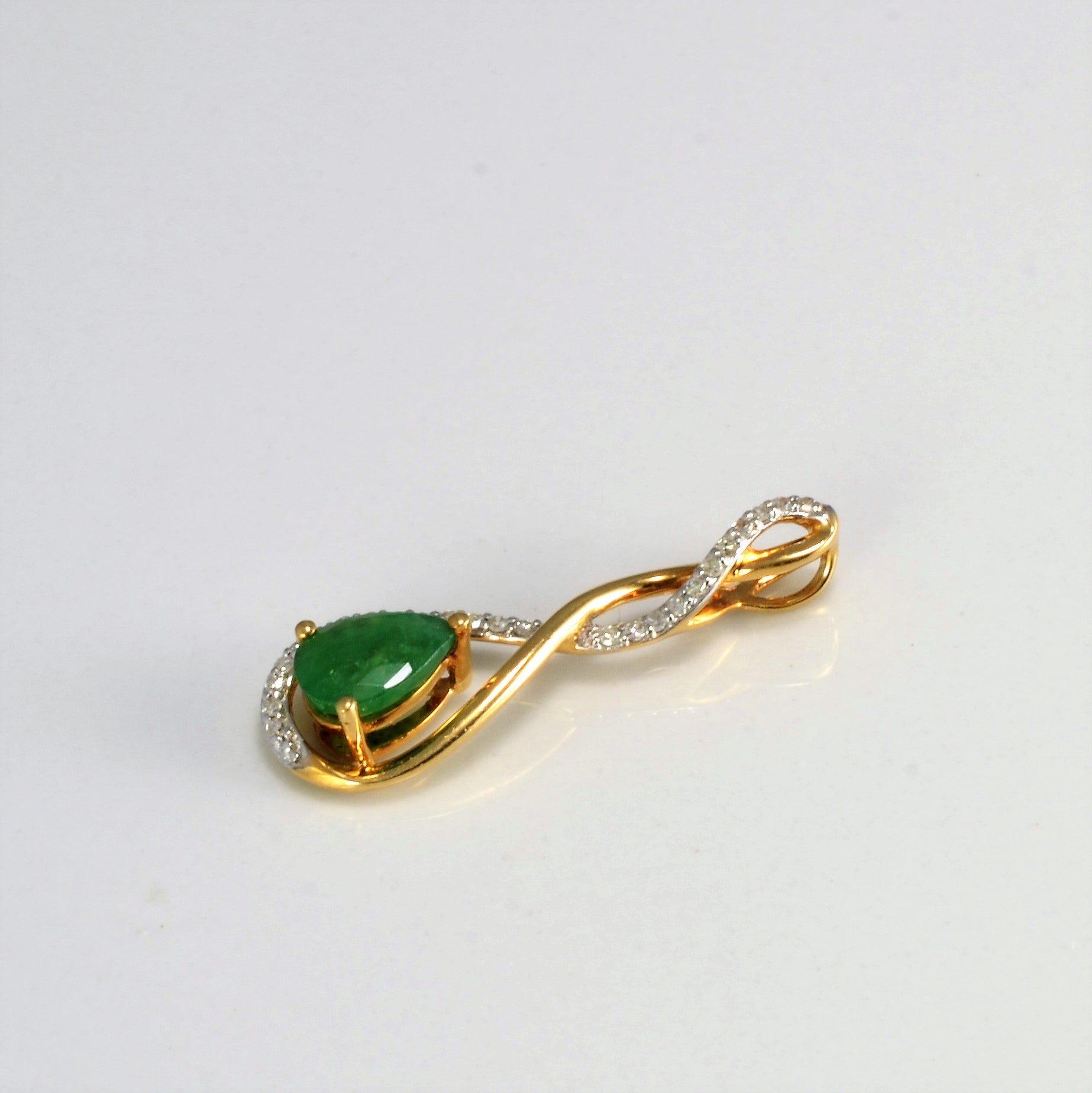 Emerald & Diamond Ladies Pendant | 0.08 ctw |