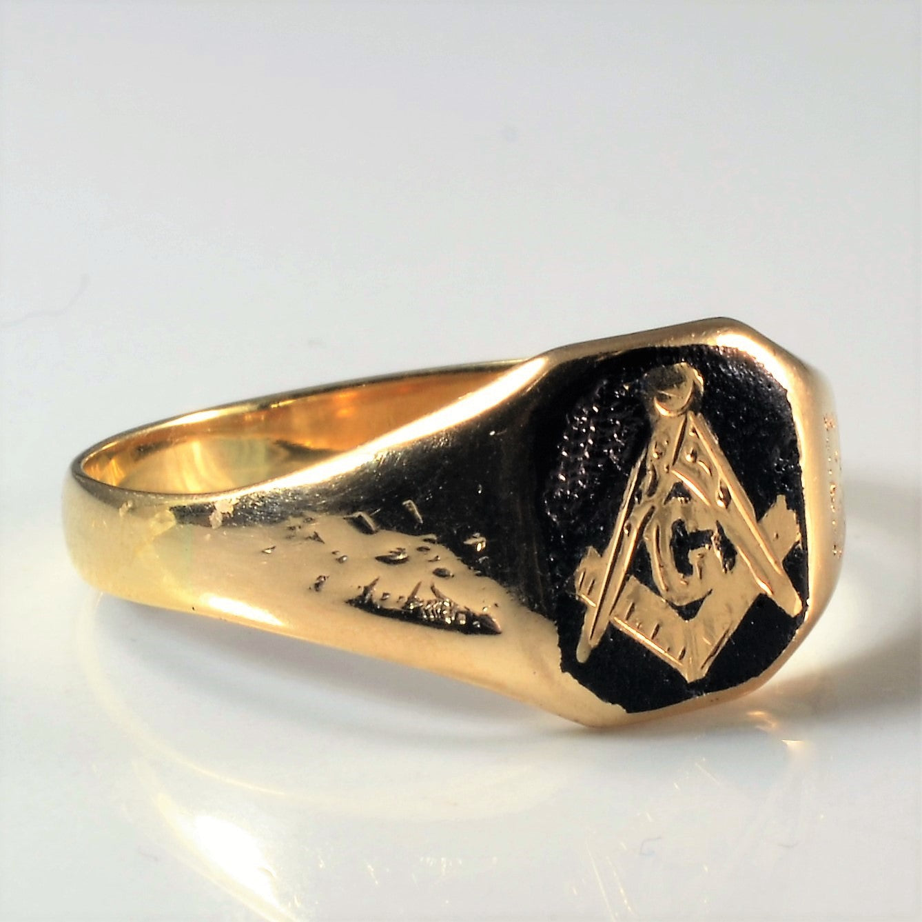 Enameled Yellow Gold Mason Ring | SZ 10.5 |