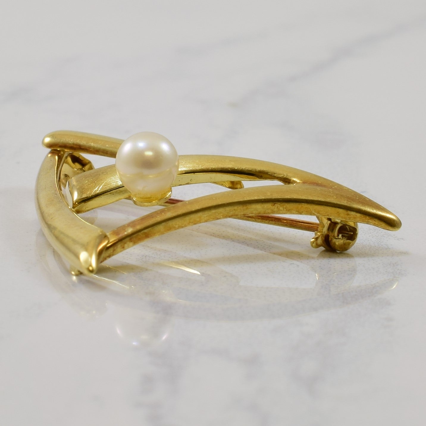 Abstract Pearl Triangle Brooch | 0.90ct |