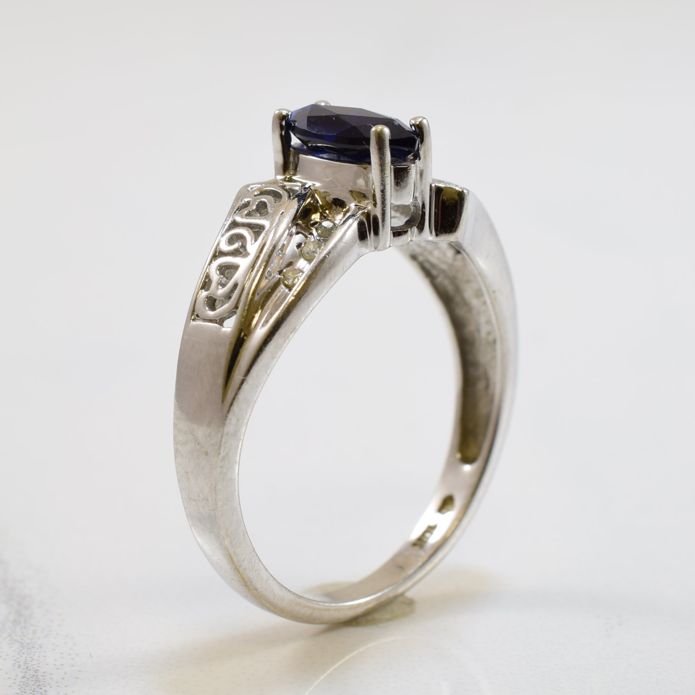 Bague en saphir bleu synthétique et diamants | 0,60 ct, 0,02 ct au total | Taille 7 | 