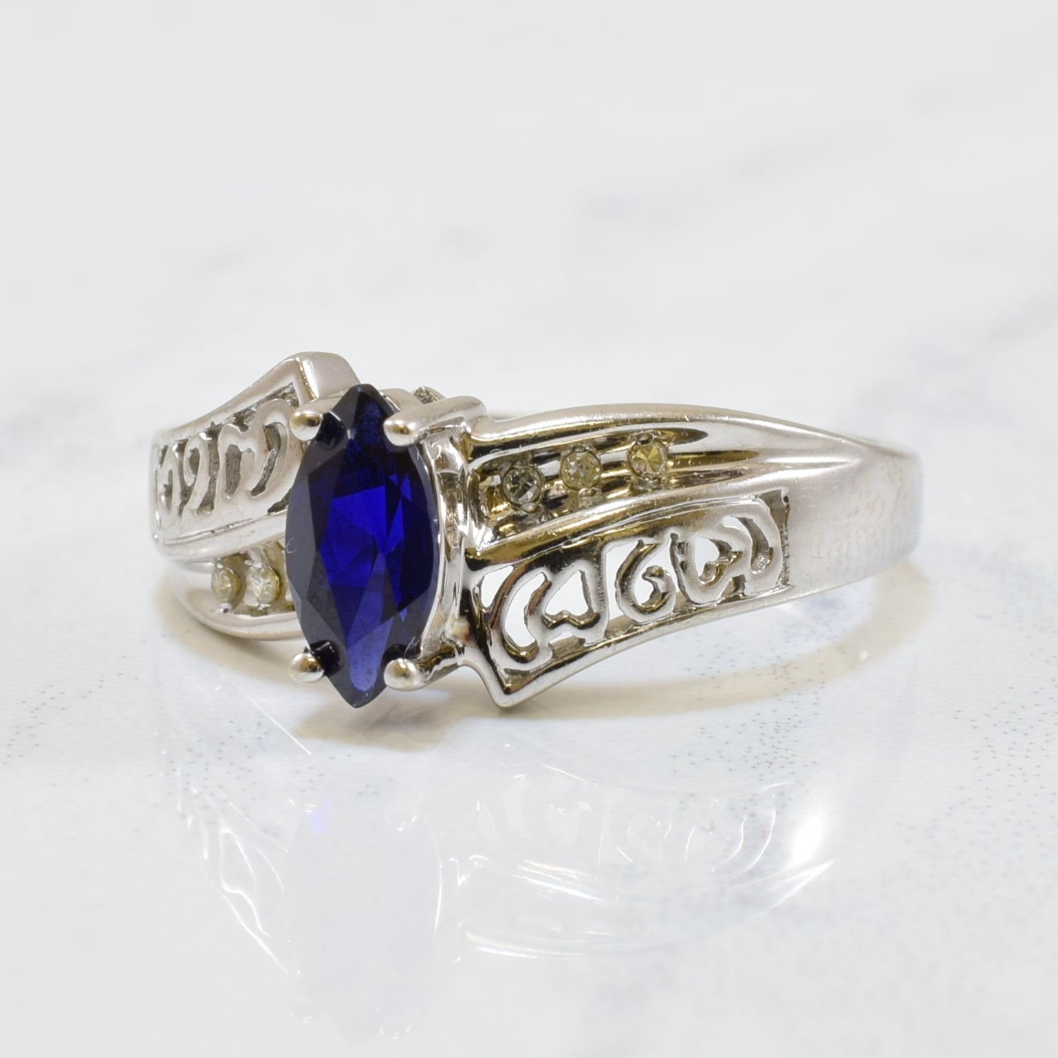 Bague en saphir bleu synthétique et diamants | 0,60 ct, 0,02 ct au total | Taille 7 | 