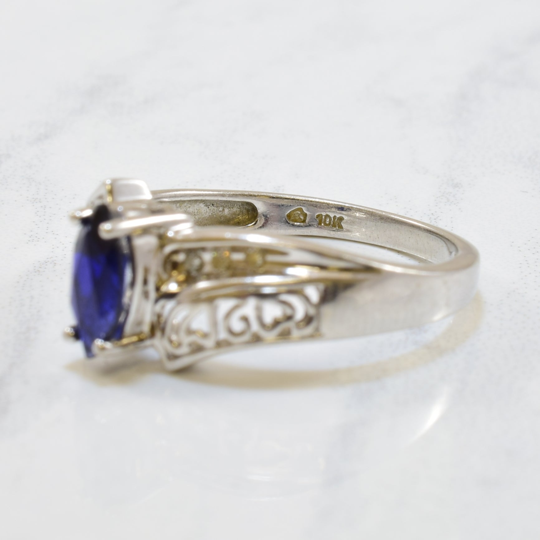 Bague en saphir bleu synthétique et diamants | 0,60 ct, 0,02 ct au total | Taille 7 | 