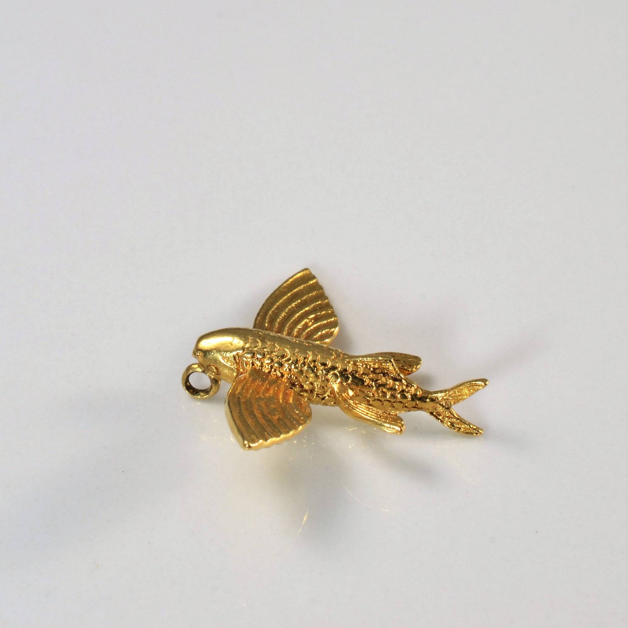 18k Yellow Gold Beta Fish Pendant |