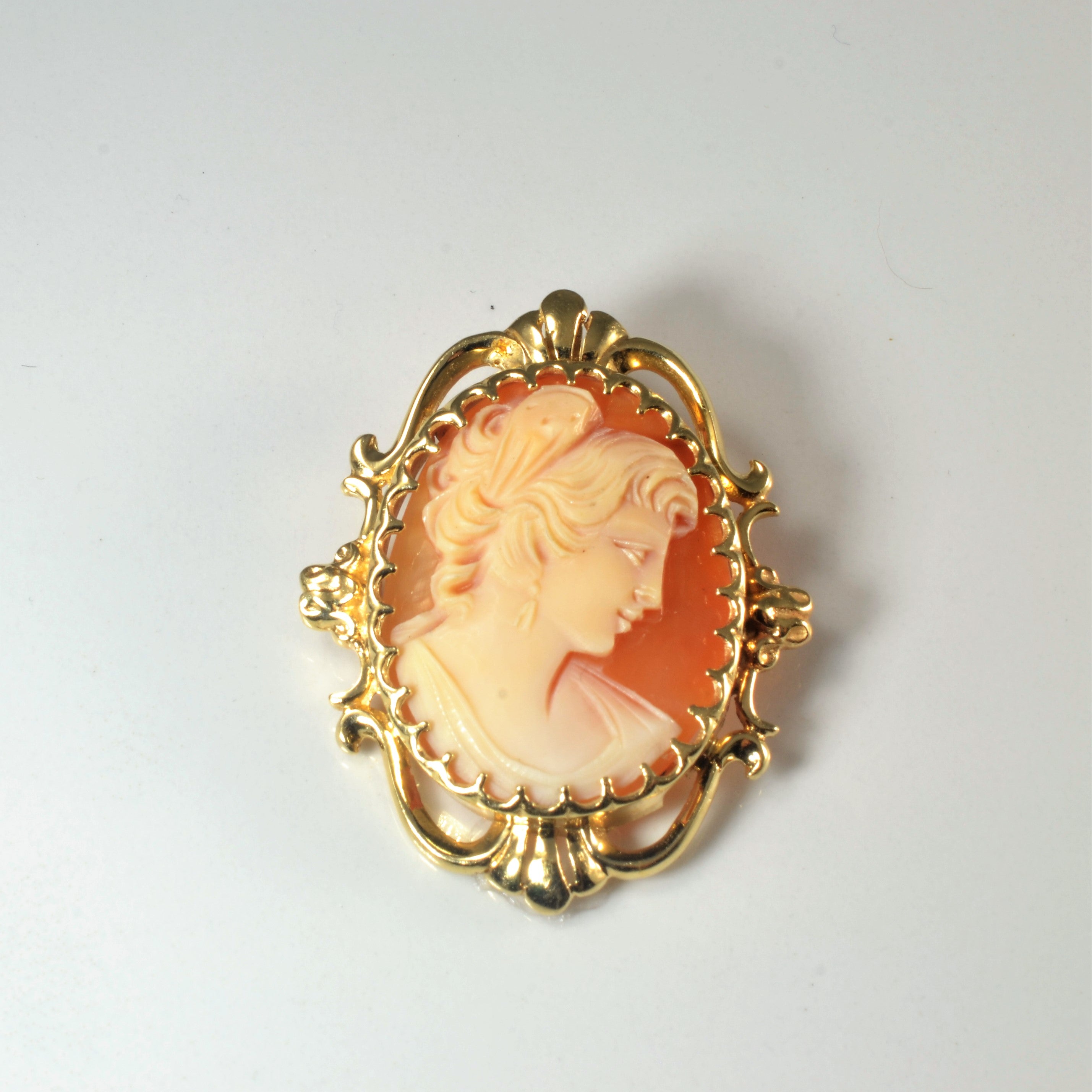 Gold Cameo Pendant/Brooch |