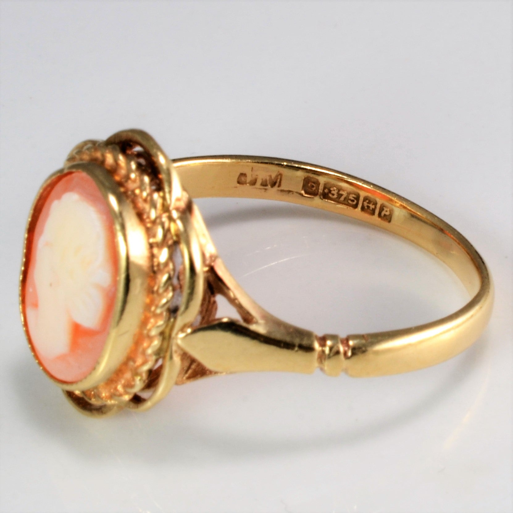 1914 Bezel Set Cameo Shell Ring | SZ 6.5 |