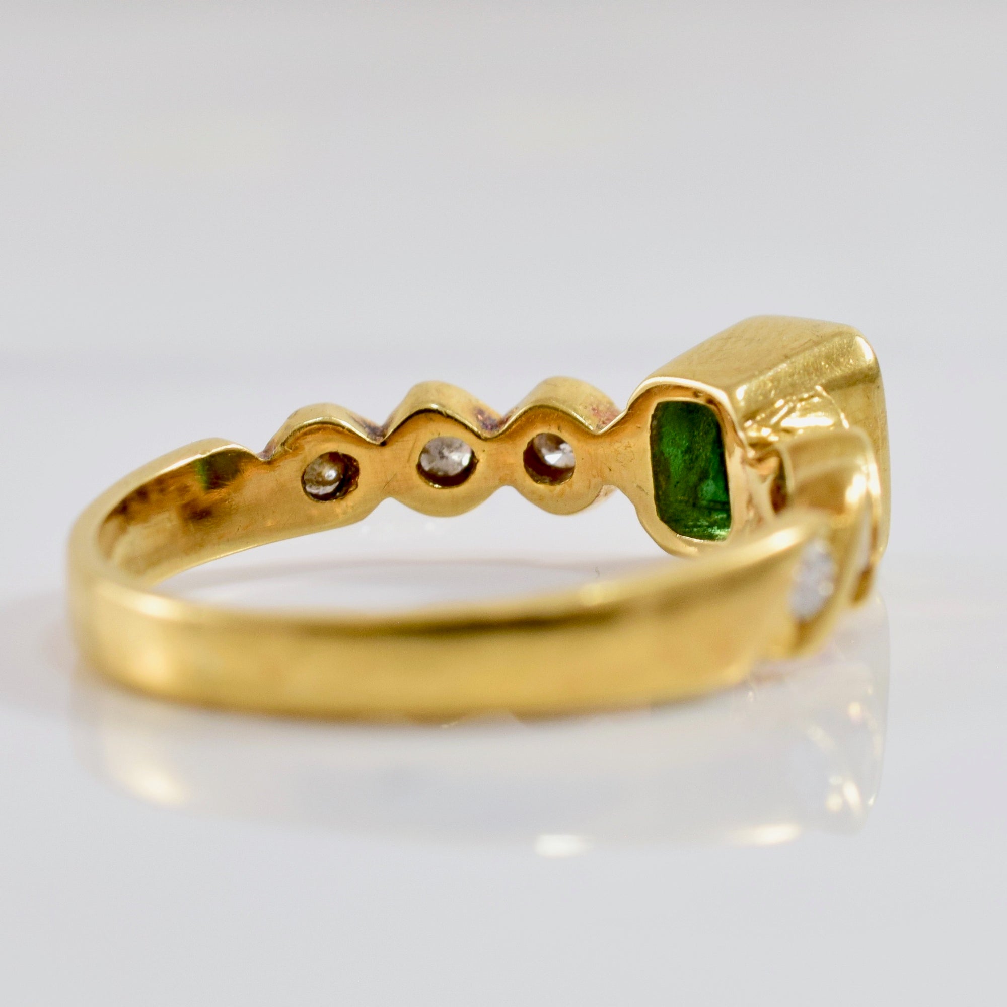 Woven Diamond and Emerald Ring | 0.12 ctw SZ 6.5 |