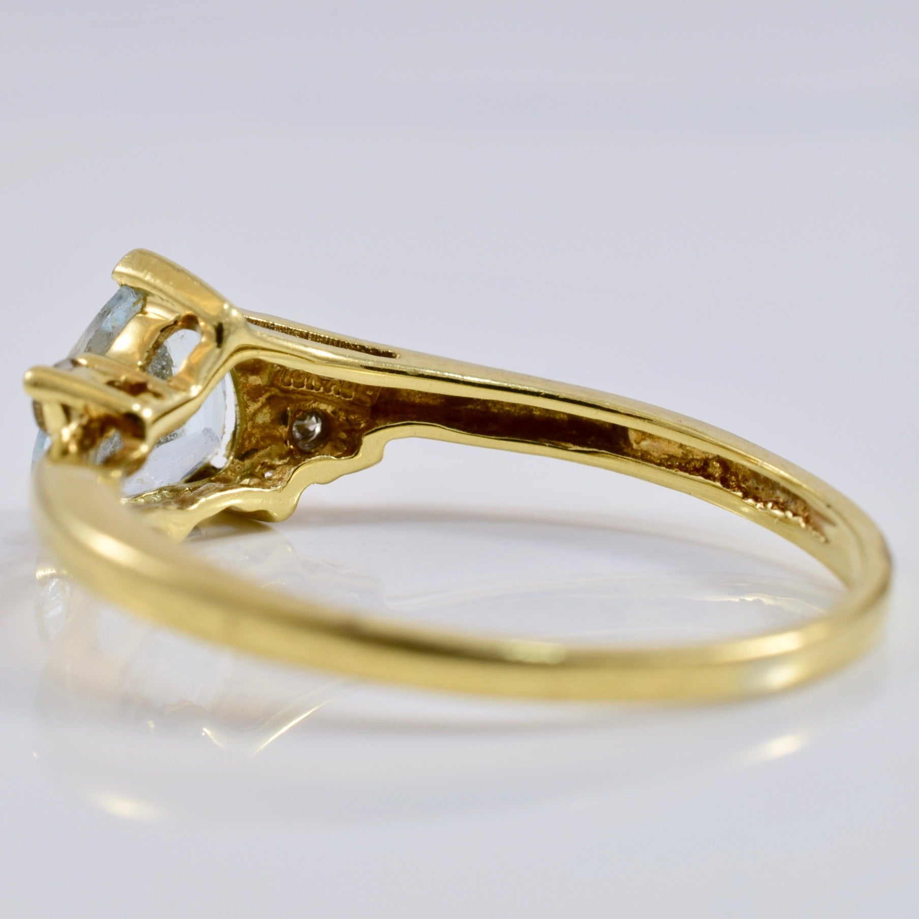 Aquamarine and Diamond Accent Ring | 0.04 ctw SZ 5.25 |