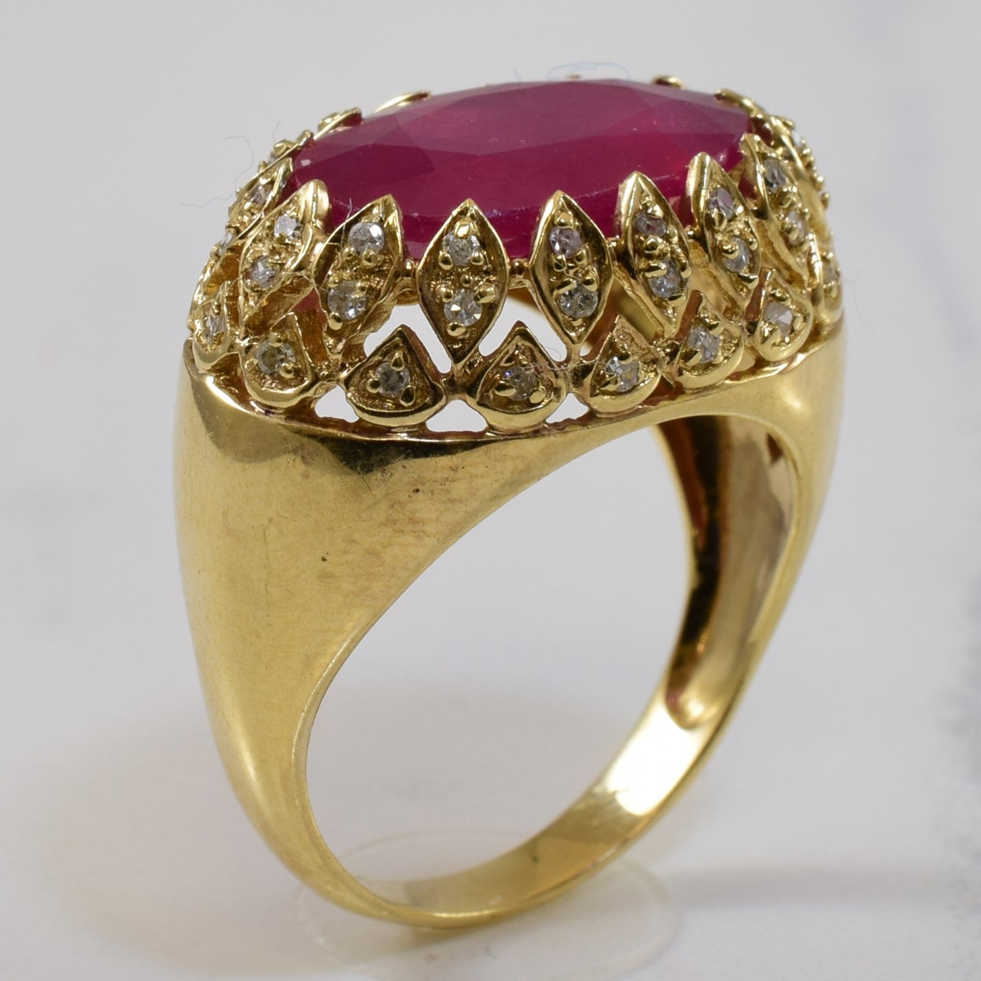 Bague dôme en filigrane rubis et diamants | 4,8 ct, 0,16 ct au total | Taille 7,25 | 