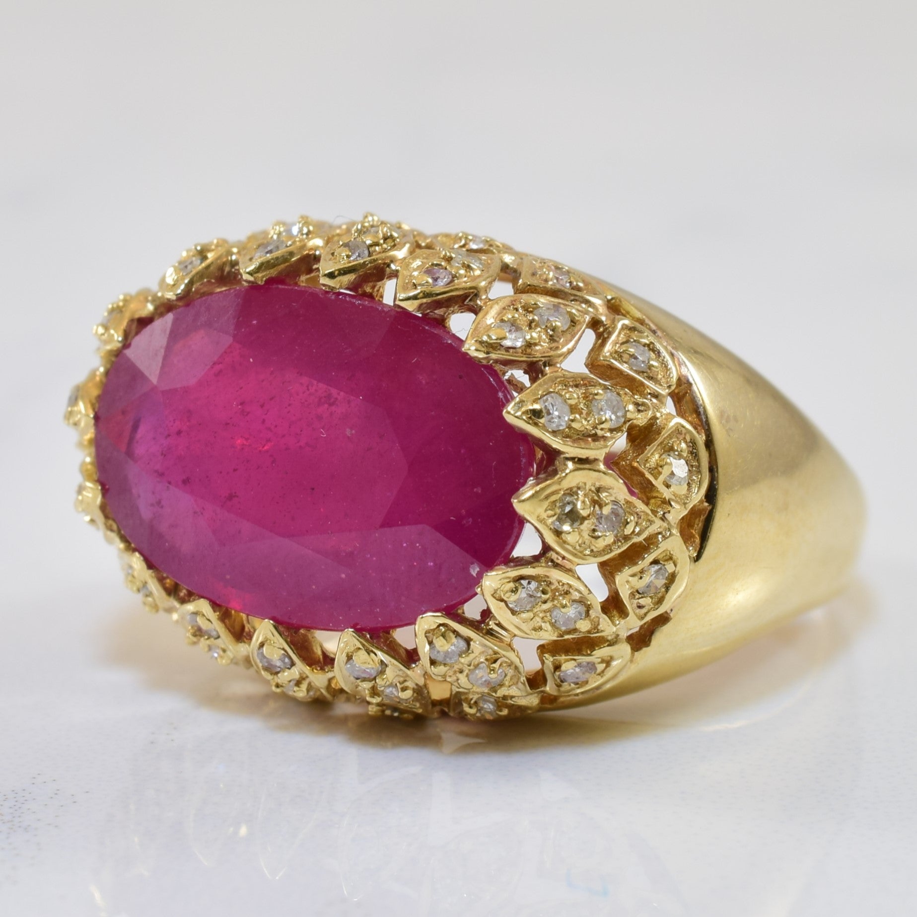 Bague dôme en filigrane rubis et diamants | 4,8 ct, 0,16 ct au total | Taille 7,25 | 
