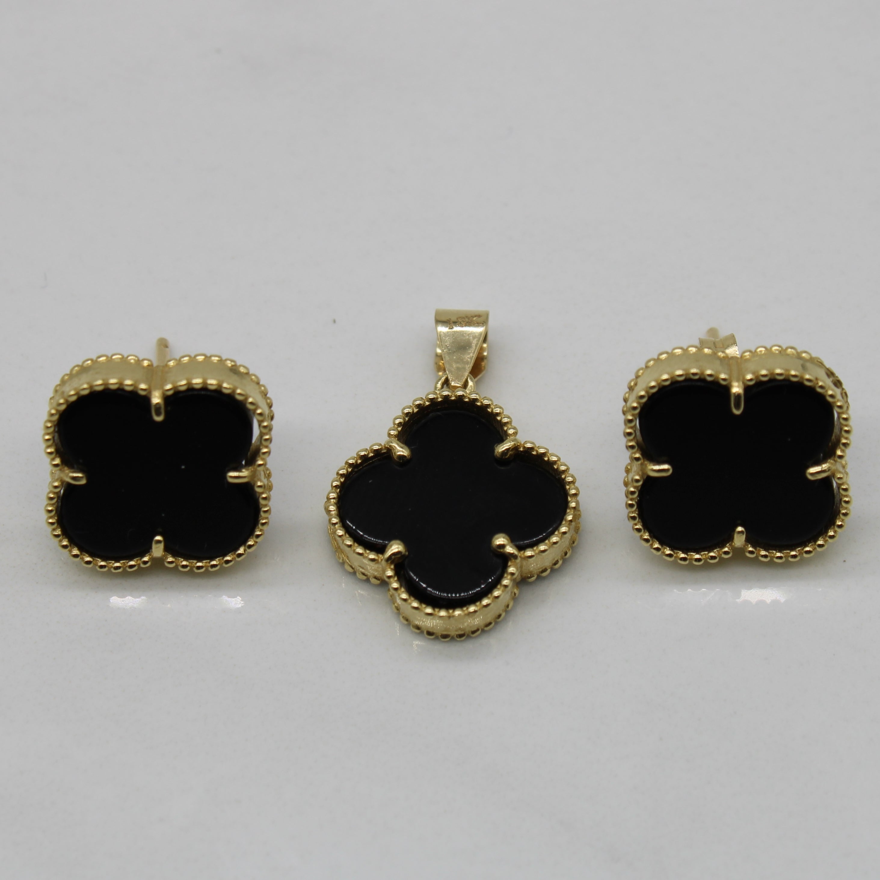 Ensemble boucles d'oreilles et pendentif trèfle à quatre feuilles en onyx | 9,00 ctw | 